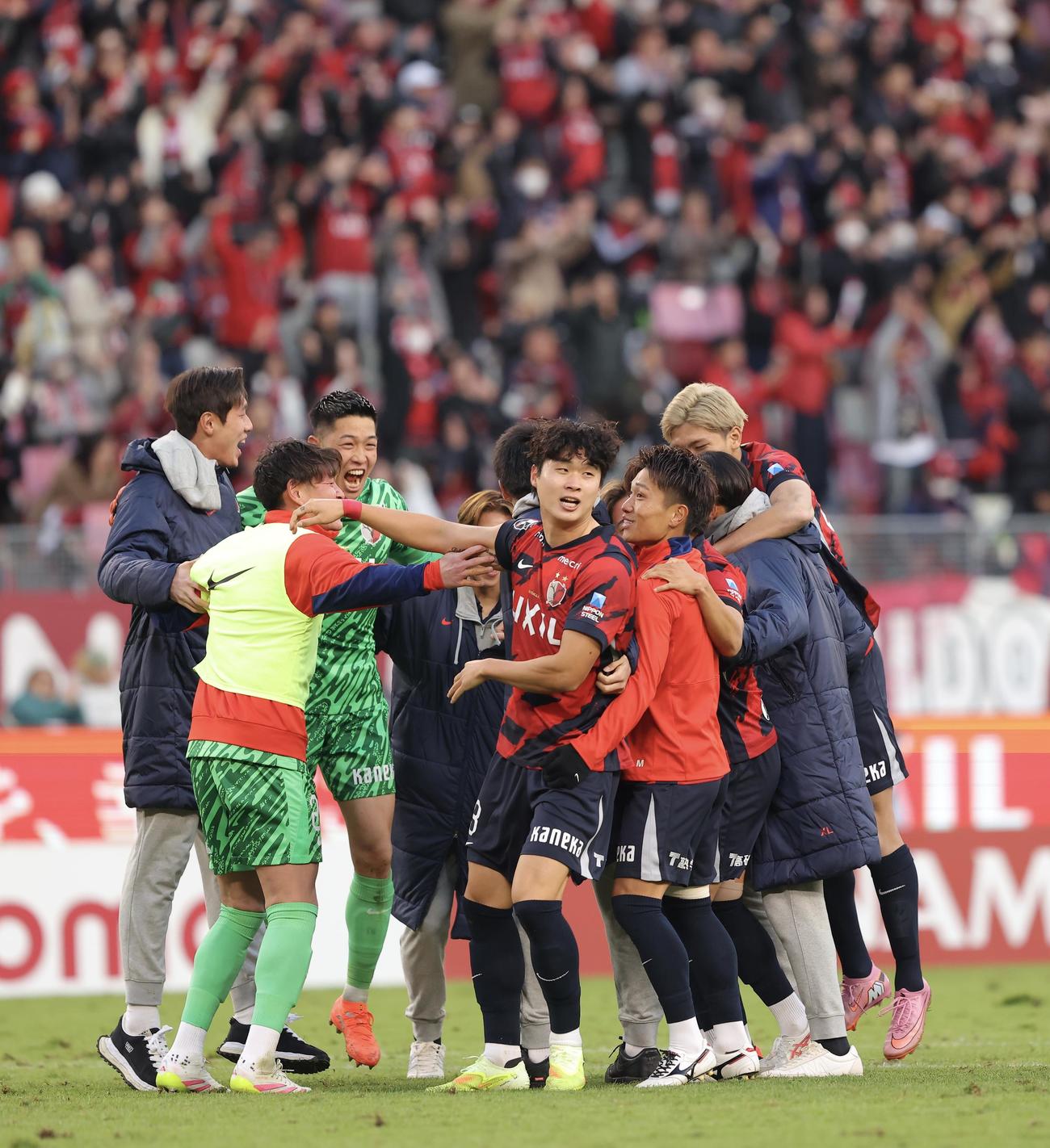 鹿島対横浜　横浜に勝利し優勝を決め、歓喜の輪を作るGK早川（左から3人目）ら鹿島の選手たち（撮影・河田真司）