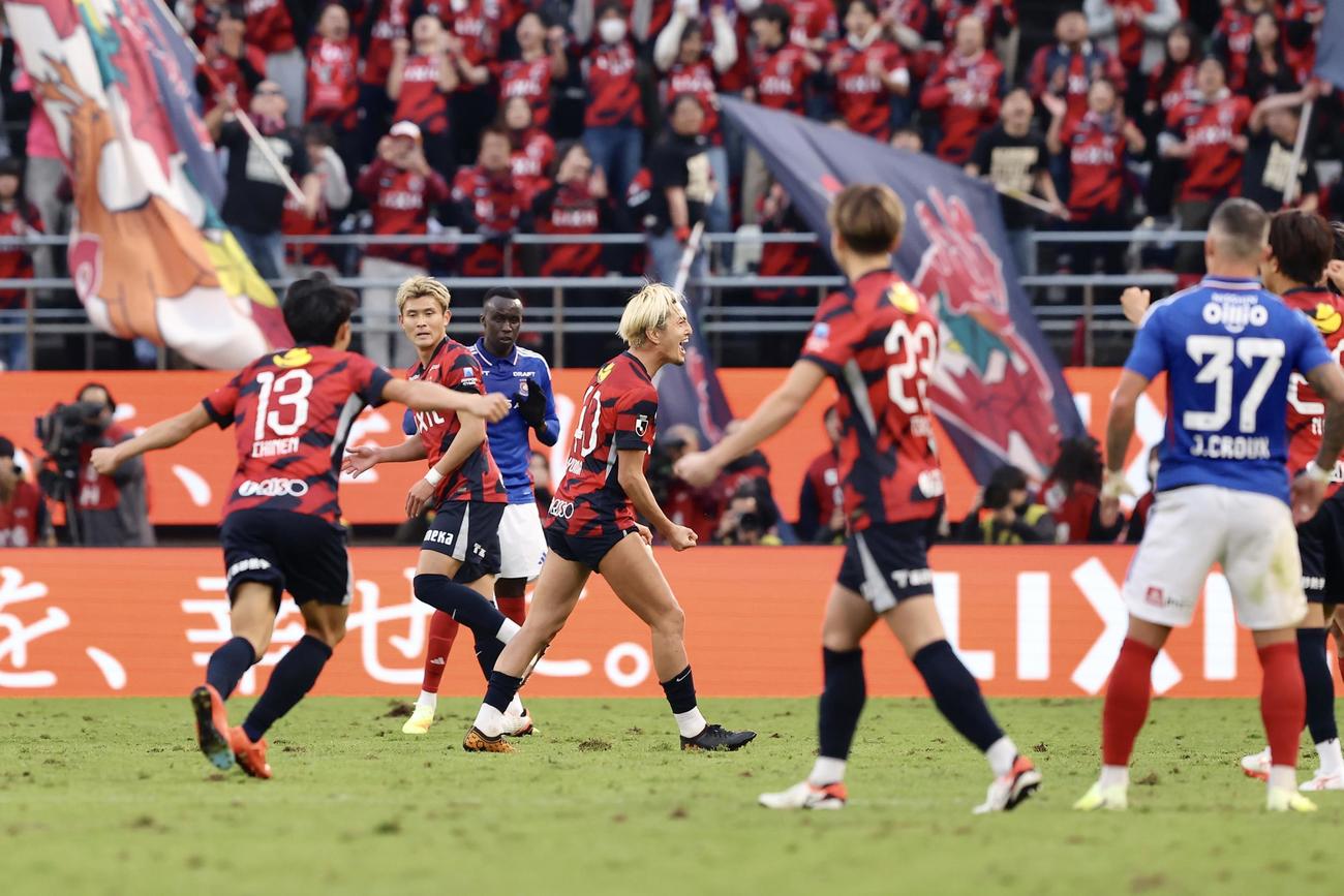 鹿島対横浜　横浜に勝利し優勝を決め喜ぶ、鈴木（中央）ら鹿島の選手たち（撮影・河田真司）
