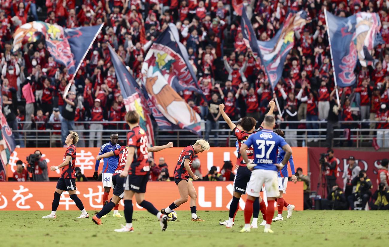 鹿島対横浜　横浜に勝利し優勝を決め喜ぶ、鈴木（中央）ら鹿島の選手たち（撮影・河田真司）