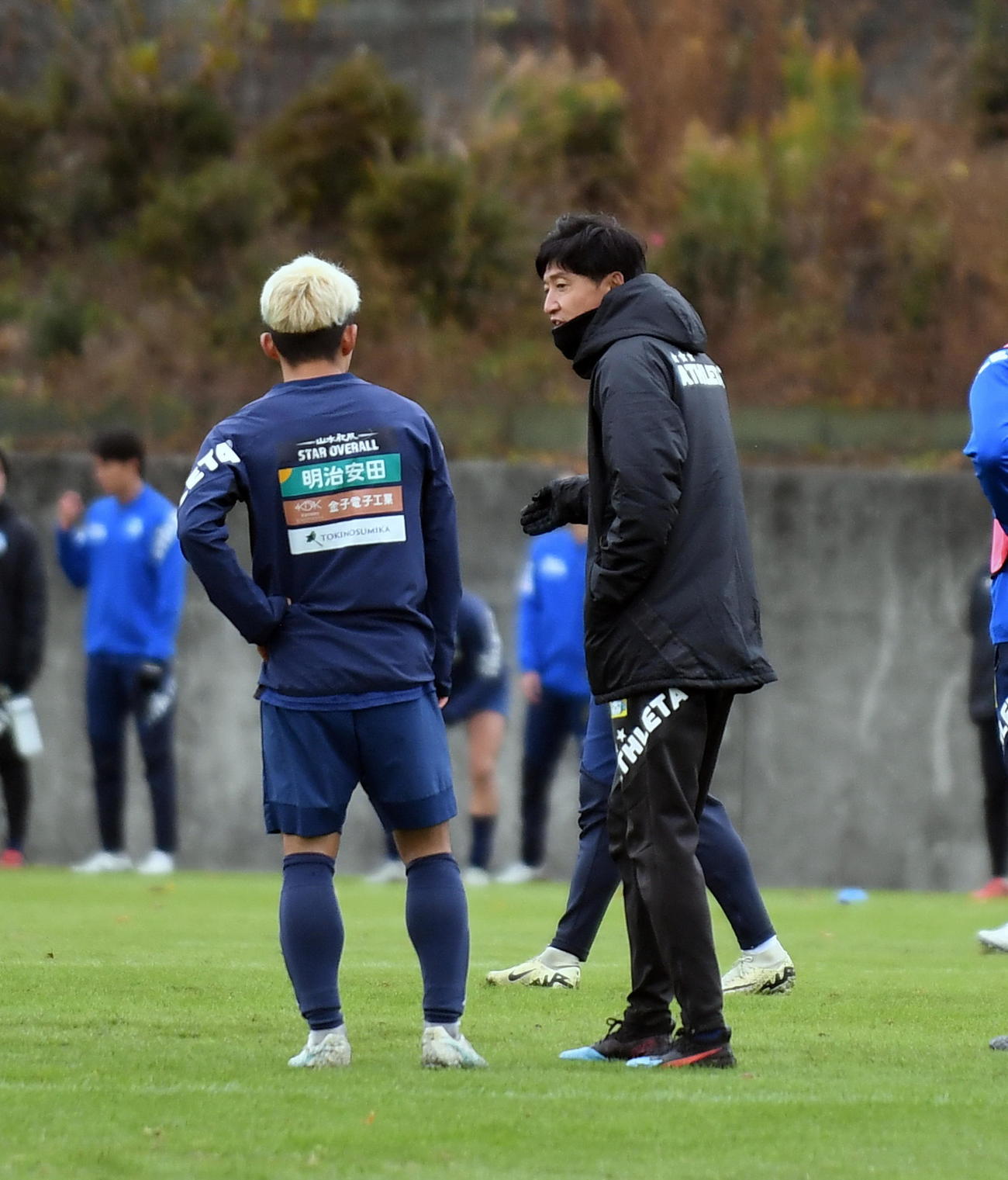 3日の練習で選手に指示を出す沼津鈴木監督（右）