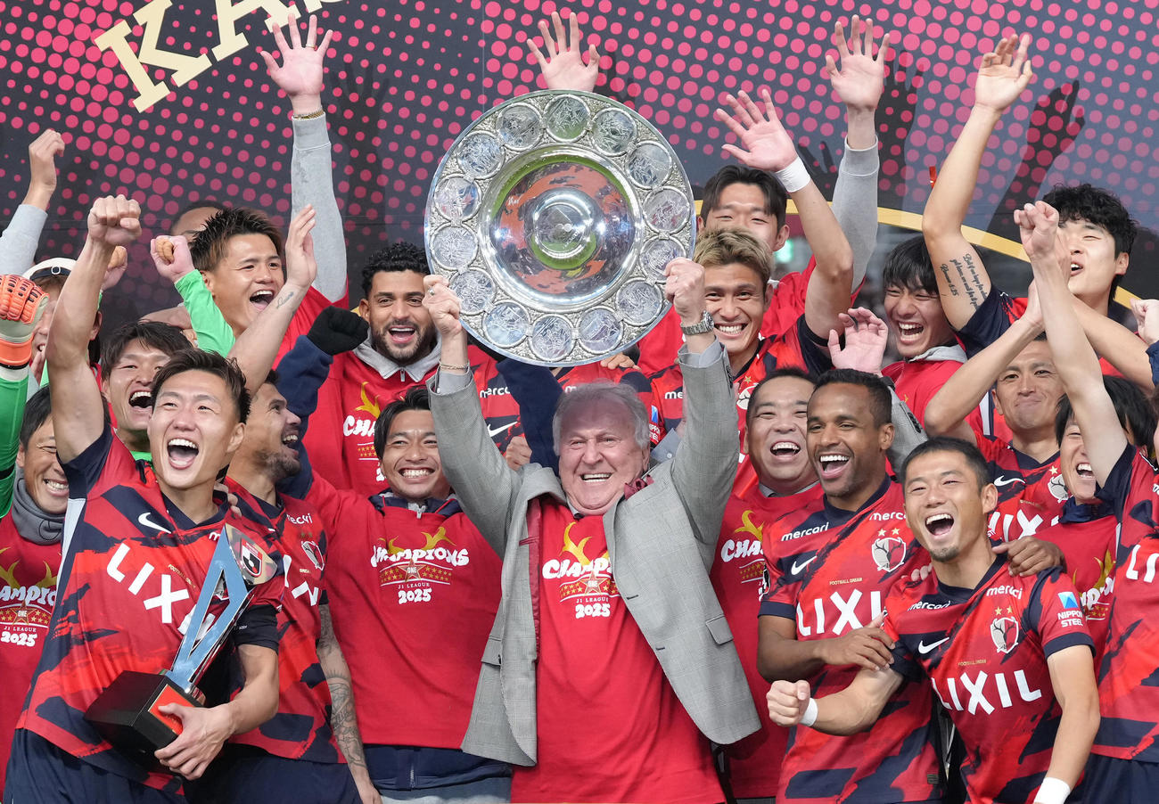 鹿島対横浜　リーグ優勝のシャーレを掲げるジーコ氏（中央）（撮影・足立雅史）