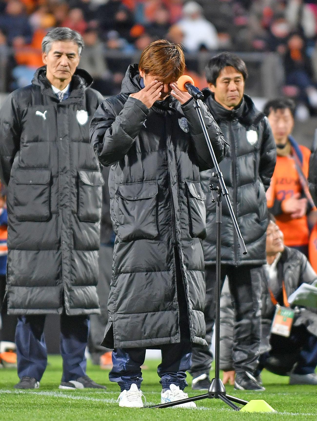 セレモニーのあいさつで目頭を押さえる清水乾