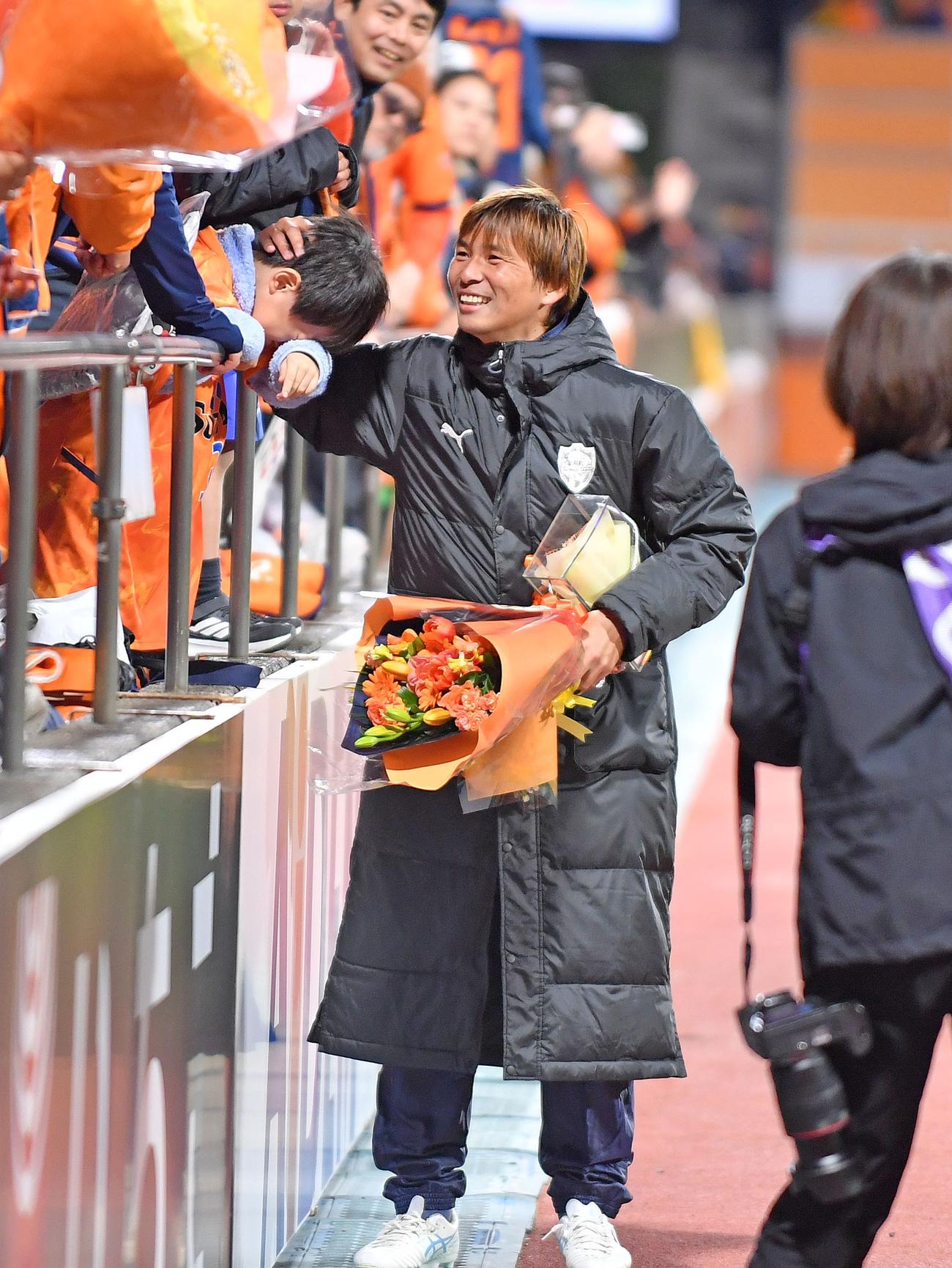 サポーターとの別れを惜しむ清水乾