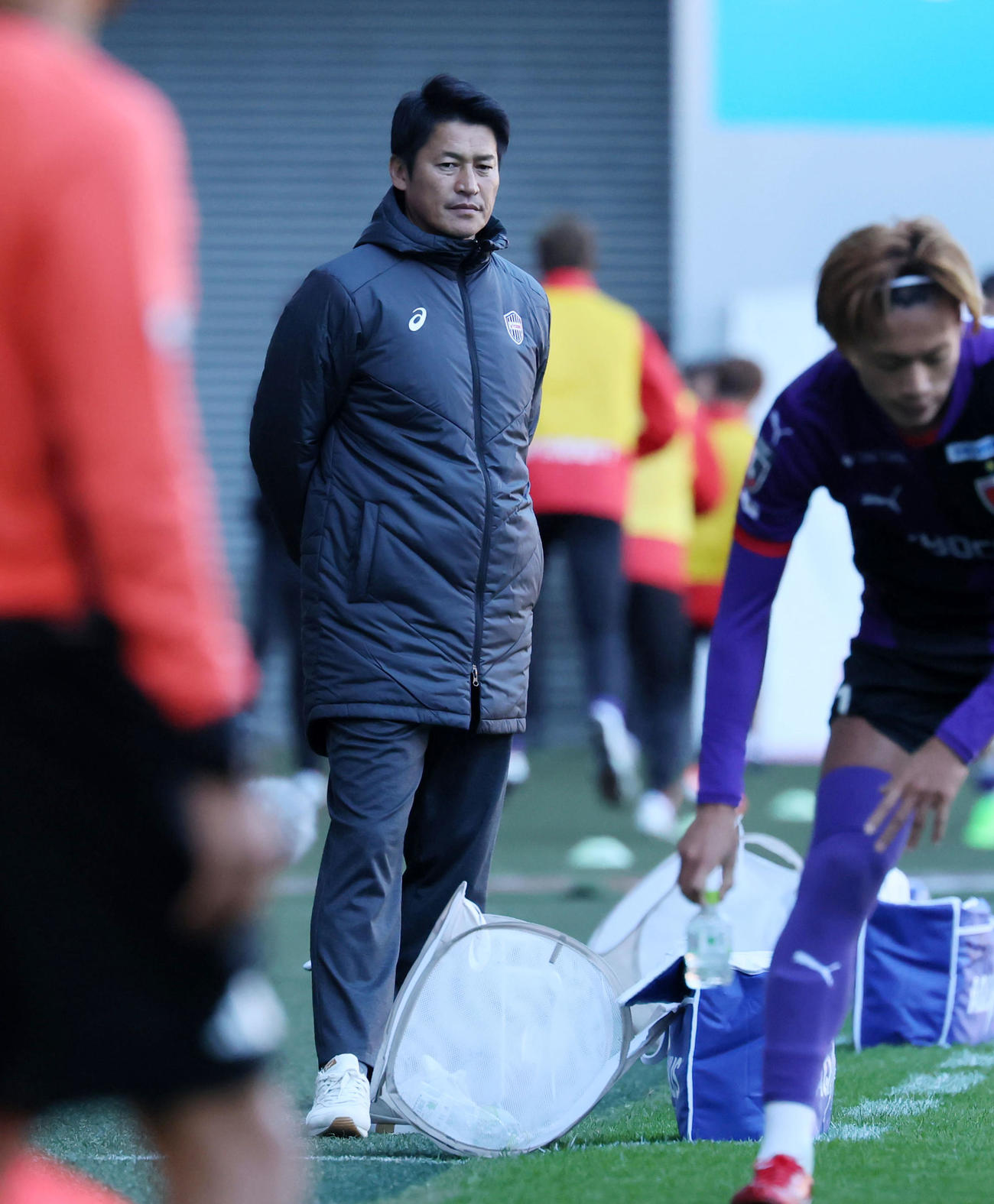 京都対神戸　前半、ベンチ前から戦況を見つめる神戸の吉田監督（撮影・加藤哉）