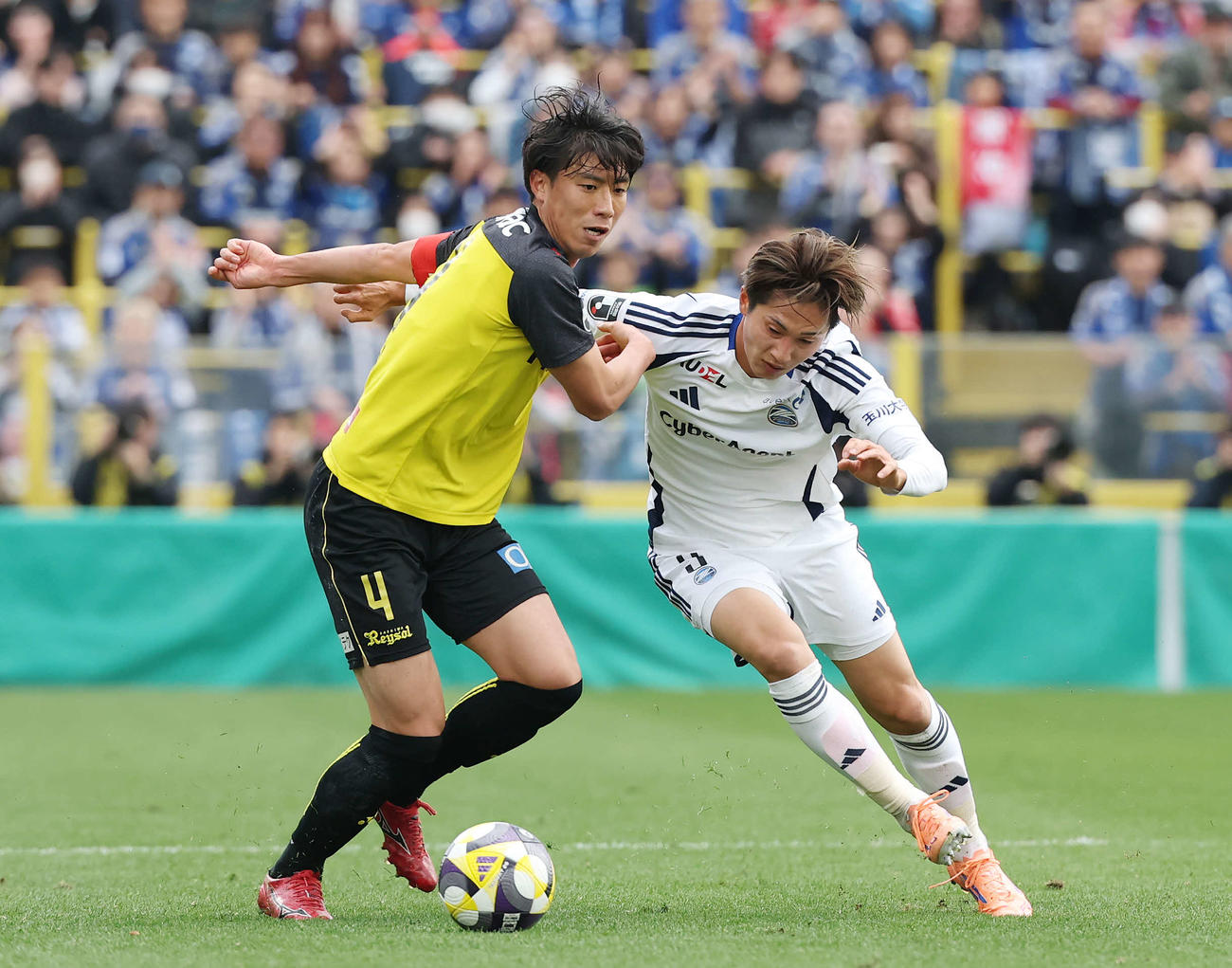 柏対町田　前半、町田藤尾（右）と競り合う柏古賀（撮影・宮地輝）
