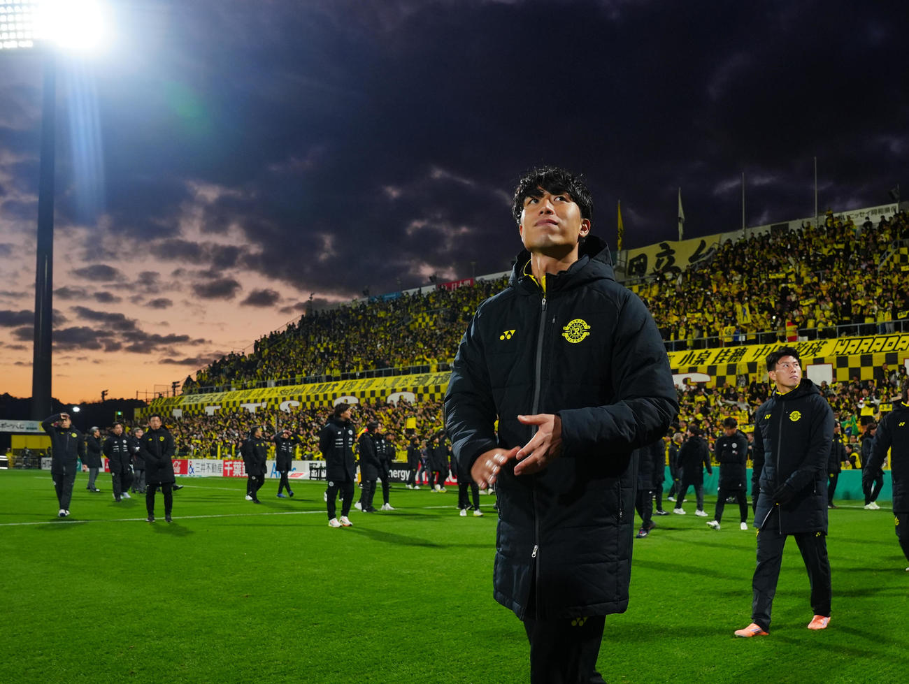 柏対町田　ホーム最終戦セレモニーを終えサポーターにあいさつする柏古賀（手前）ら選手たち（撮影・垰建太）