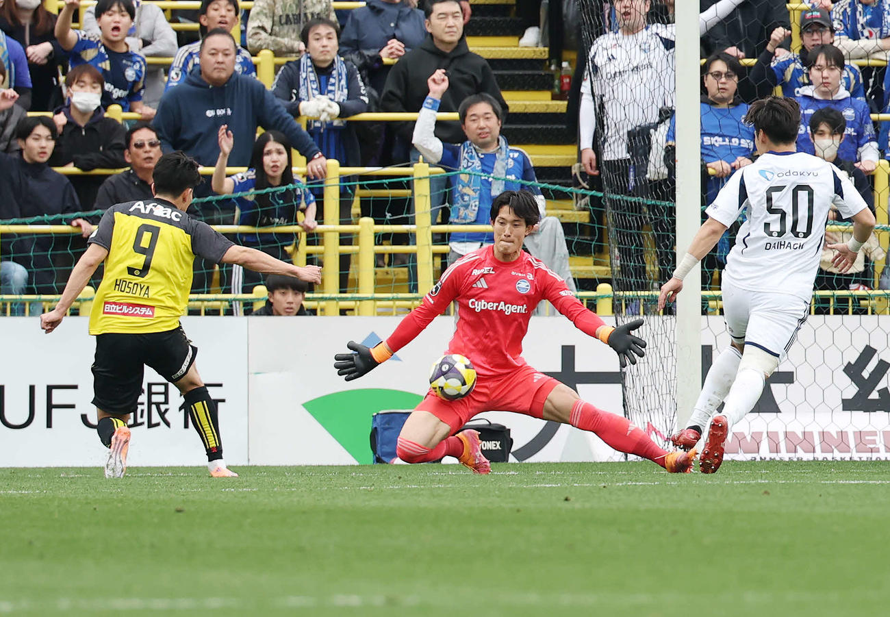 柏対町田　前半、柏細谷（左）のシュートを止める町田GK谷（撮影・宮地輝）