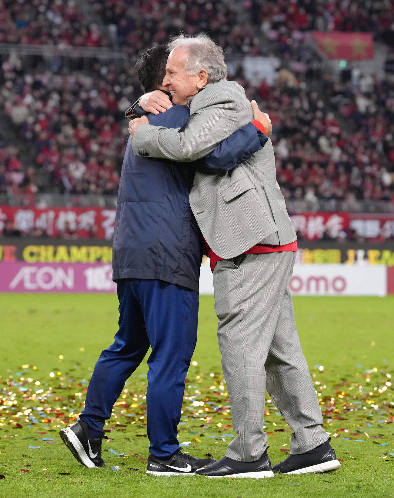 リーグ優勝し抱き合う鹿島鬼木監督（左）とジーコ氏（撮影・足立雅史）