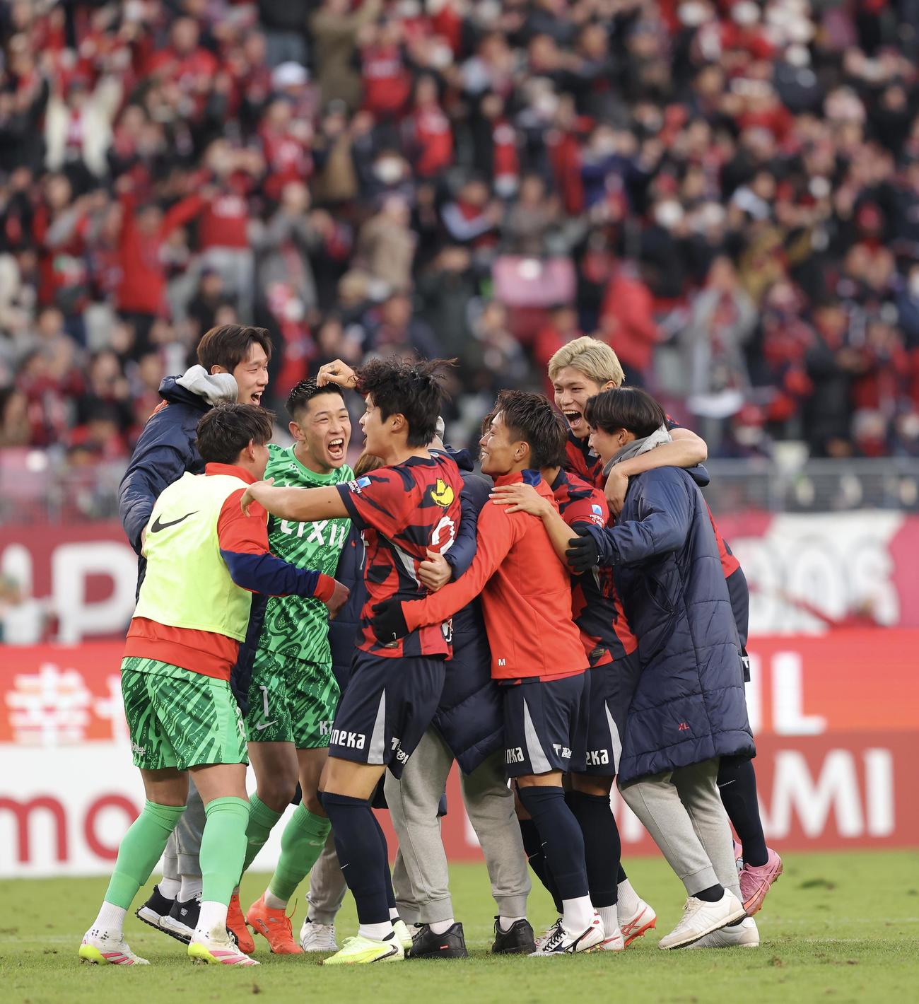 鹿島対横浜　横浜に勝利し優勝を決め、歓喜の輪を作るGK早川（左から3人目）ら鹿島の選手たち（撮影・河田真司）