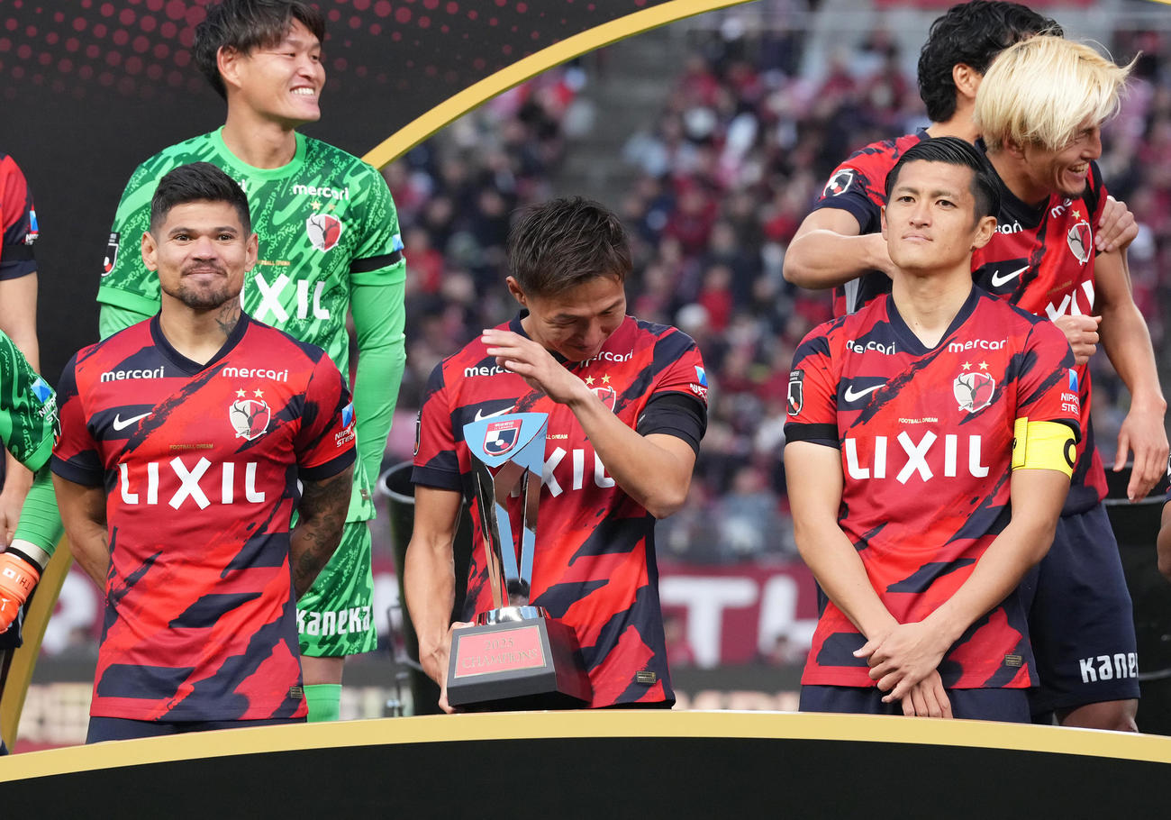 鹿島対横浜　リーグ優勝トロフィーを受け取り涙する鹿島三竿（中央）（撮影・足立雅史）