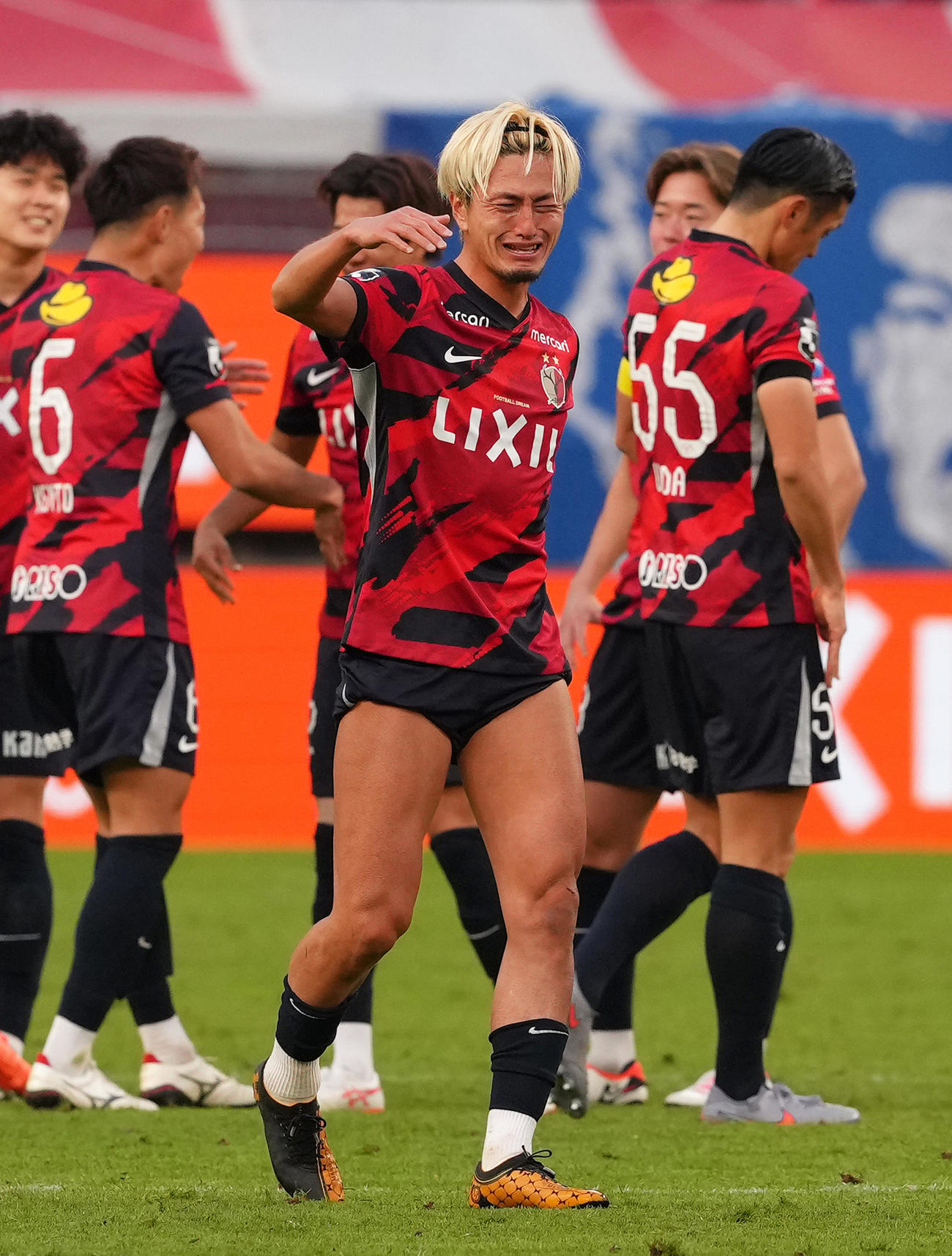 リーグ優勝を決め涙ながらに喜ぶ鹿島鈴木（撮影・足立雅史）