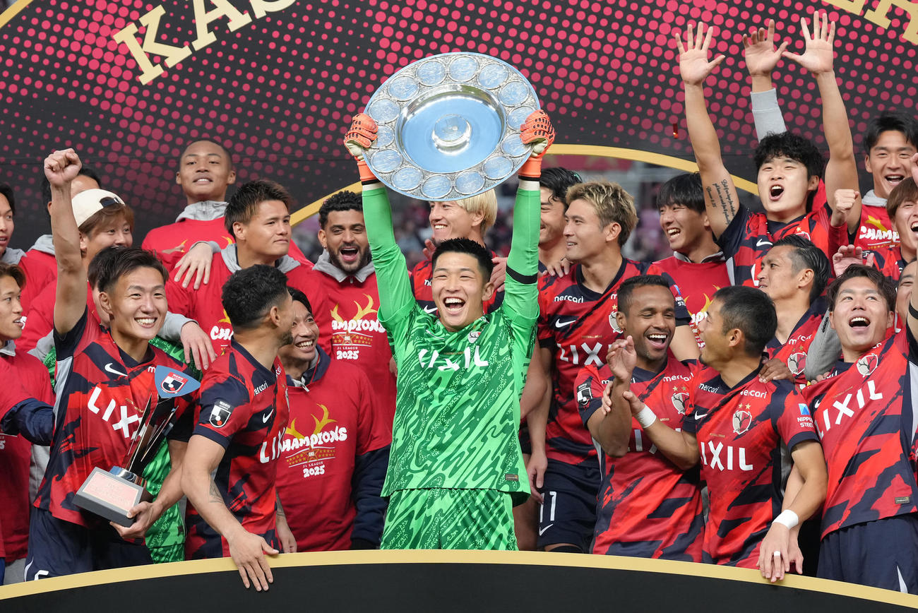 鹿島対横浜　リーグ優勝のシャーレを掲げる鹿島GK早川（中央）（撮影・足立雅史）