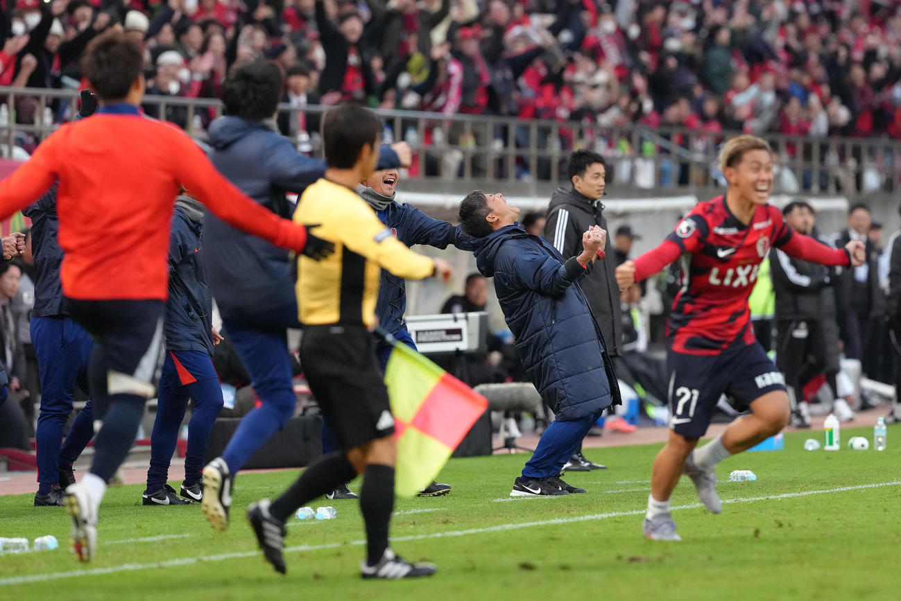 鹿島対横浜　リーグ優勝を決めガッツポーズする鹿島鬼木監督（右から2人目）（撮影・足立雅史）