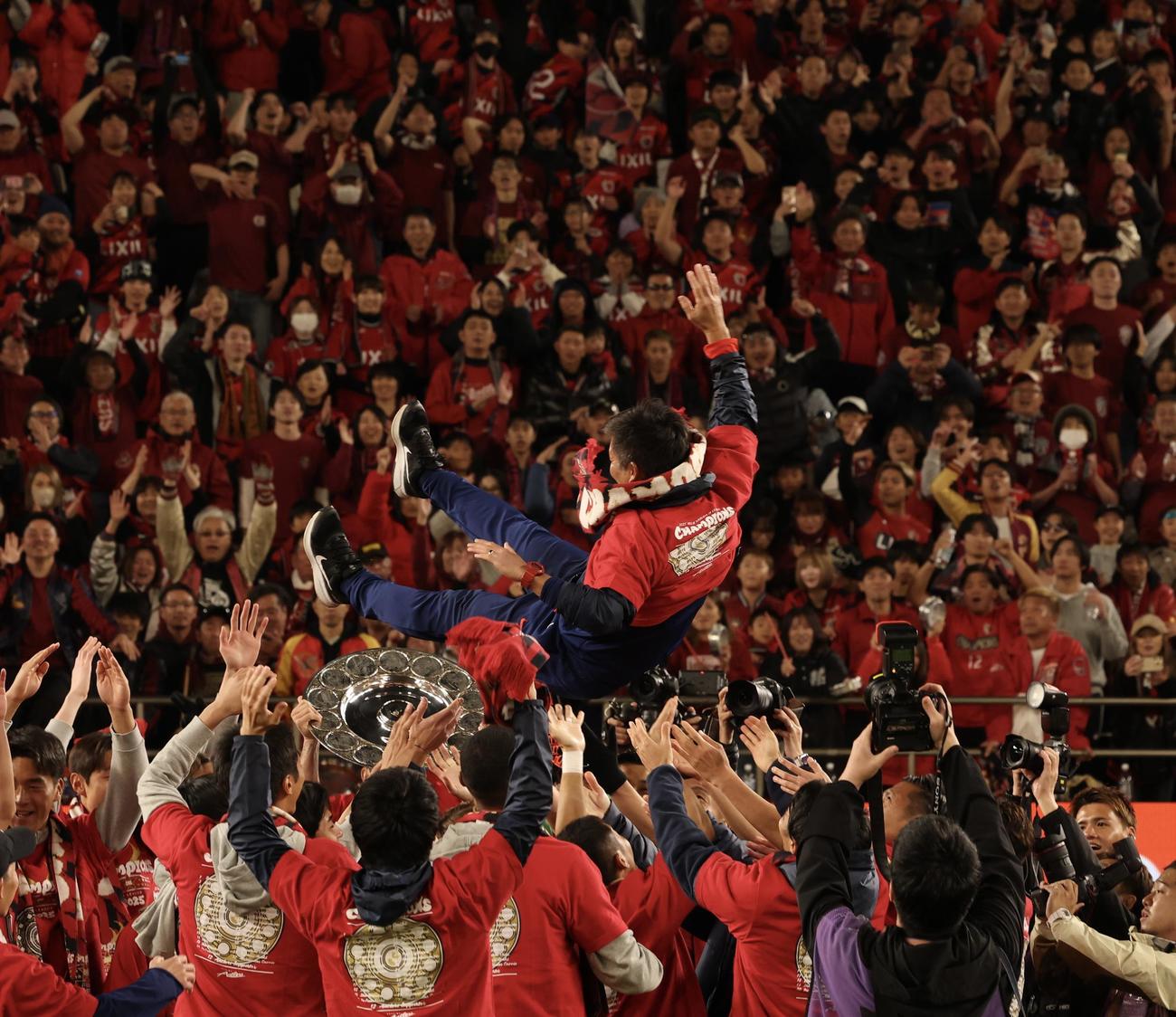 優勝を決め、選手たちから胴上げの祝福を受ける鹿島鬼木監督（撮影・河田真司）