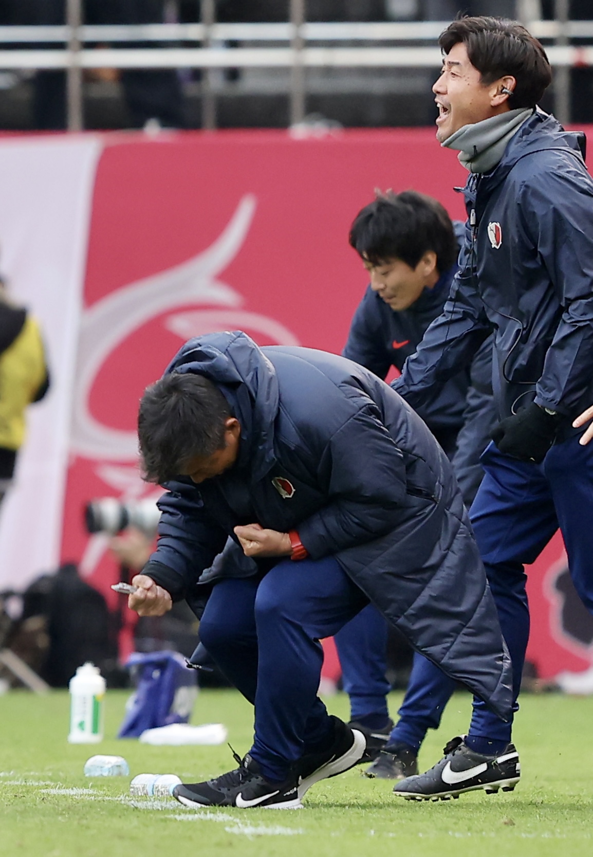 鹿島対横浜　後半、レオセアラがゴールを決めガッツポーズする鹿島鬼木監督（撮影・河田真司）
