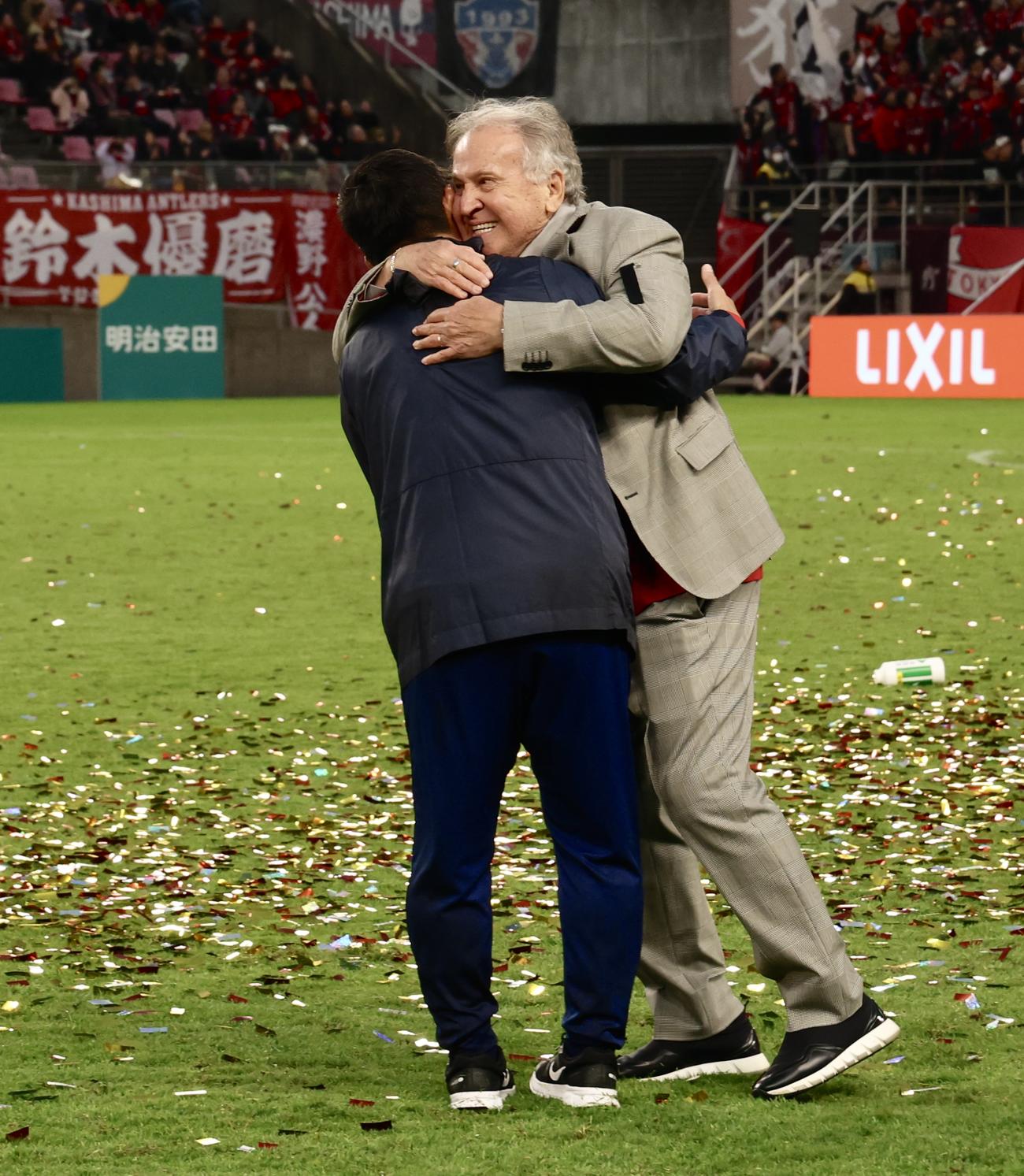 鹿島対横浜　優勝を決めたたえ合う鹿島鬼木監督（左）とジーコ氏（撮影・河田真司）