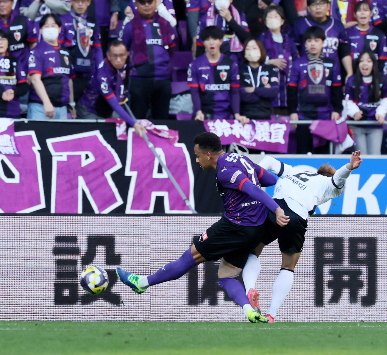 京都対神戸　後半、ゴール右からシュートを放ちゴールを決めた京都Rエリアス（撮影・加藤哉）