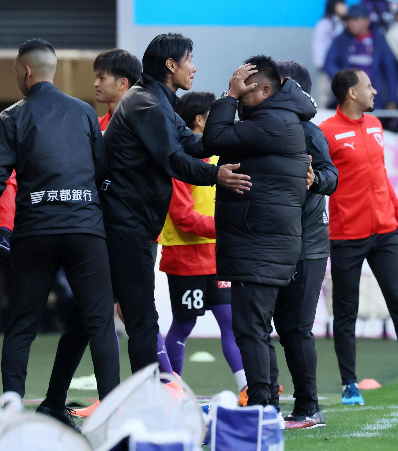 京都対神戸　神戸に勝利し目頭を押さえる京都の曺監督（撮影・加藤哉）