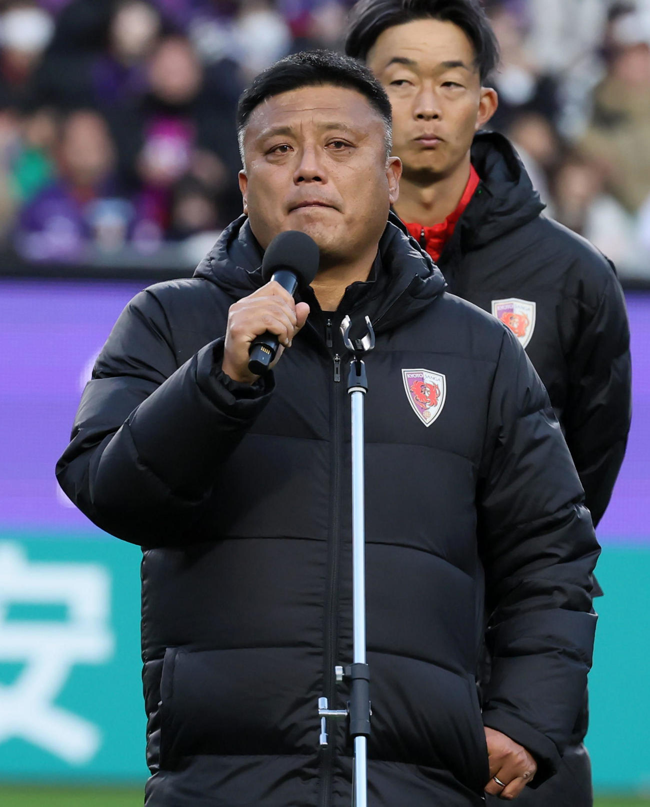 京都対神戸　試合後涙を見せてあいさつする京都の曺監督（撮影・加藤哉）