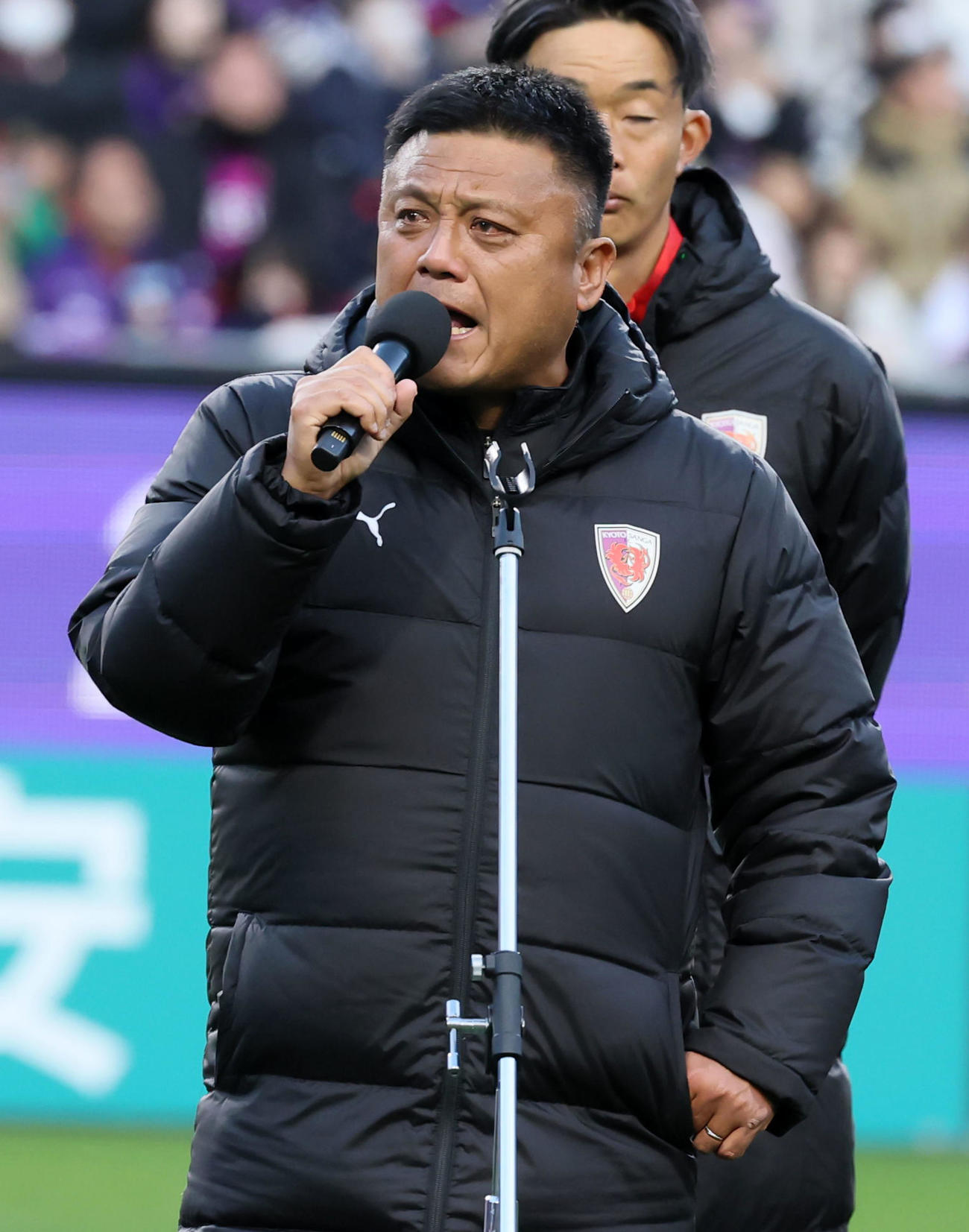 京都対神戸　試合後涙を見せてあいさつする京都の曺監督（撮影・加藤哉）