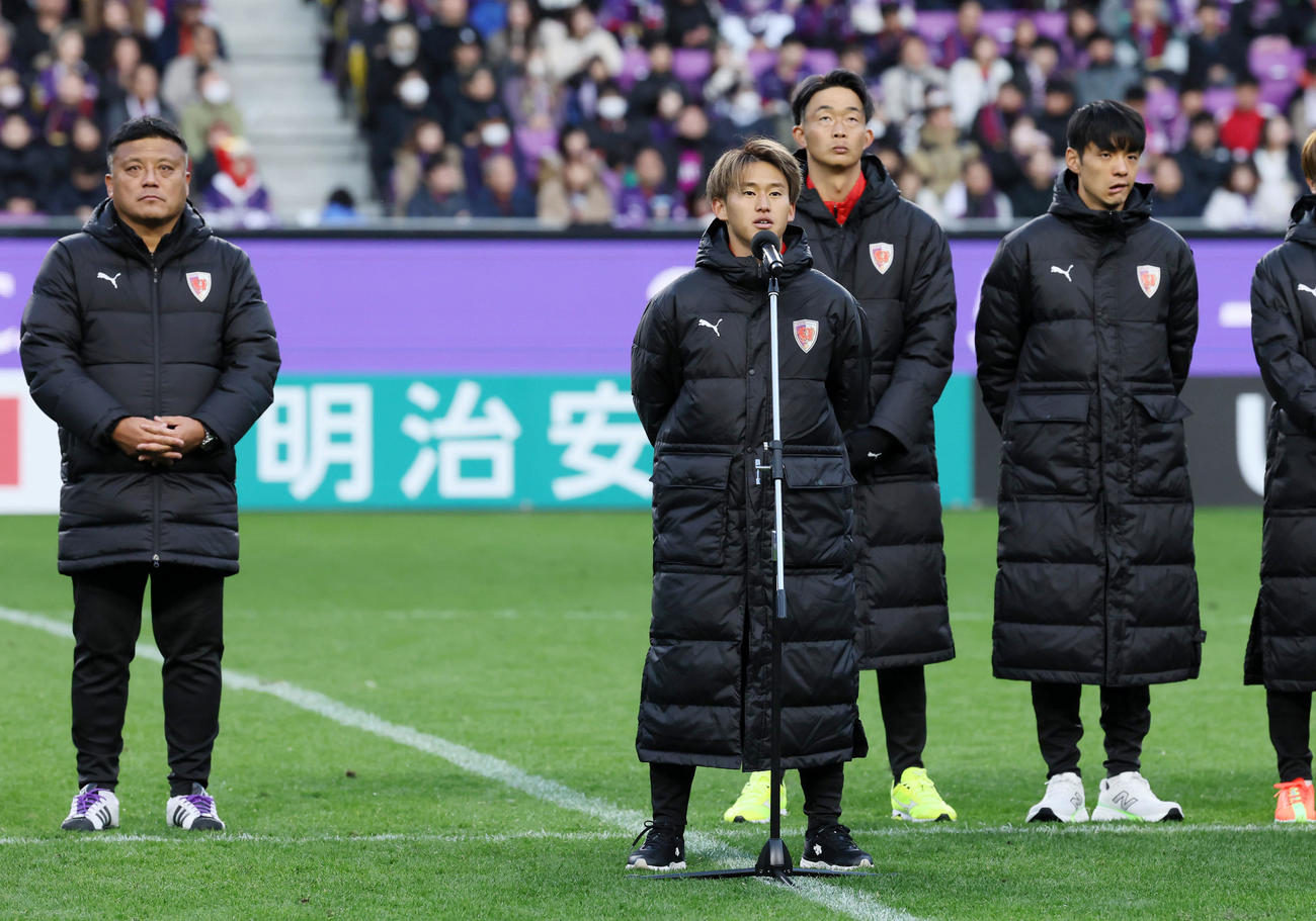 京都対神戸　試合後最終戦のセレモニーであいさつする京都の福岡（撮影・加藤哉）