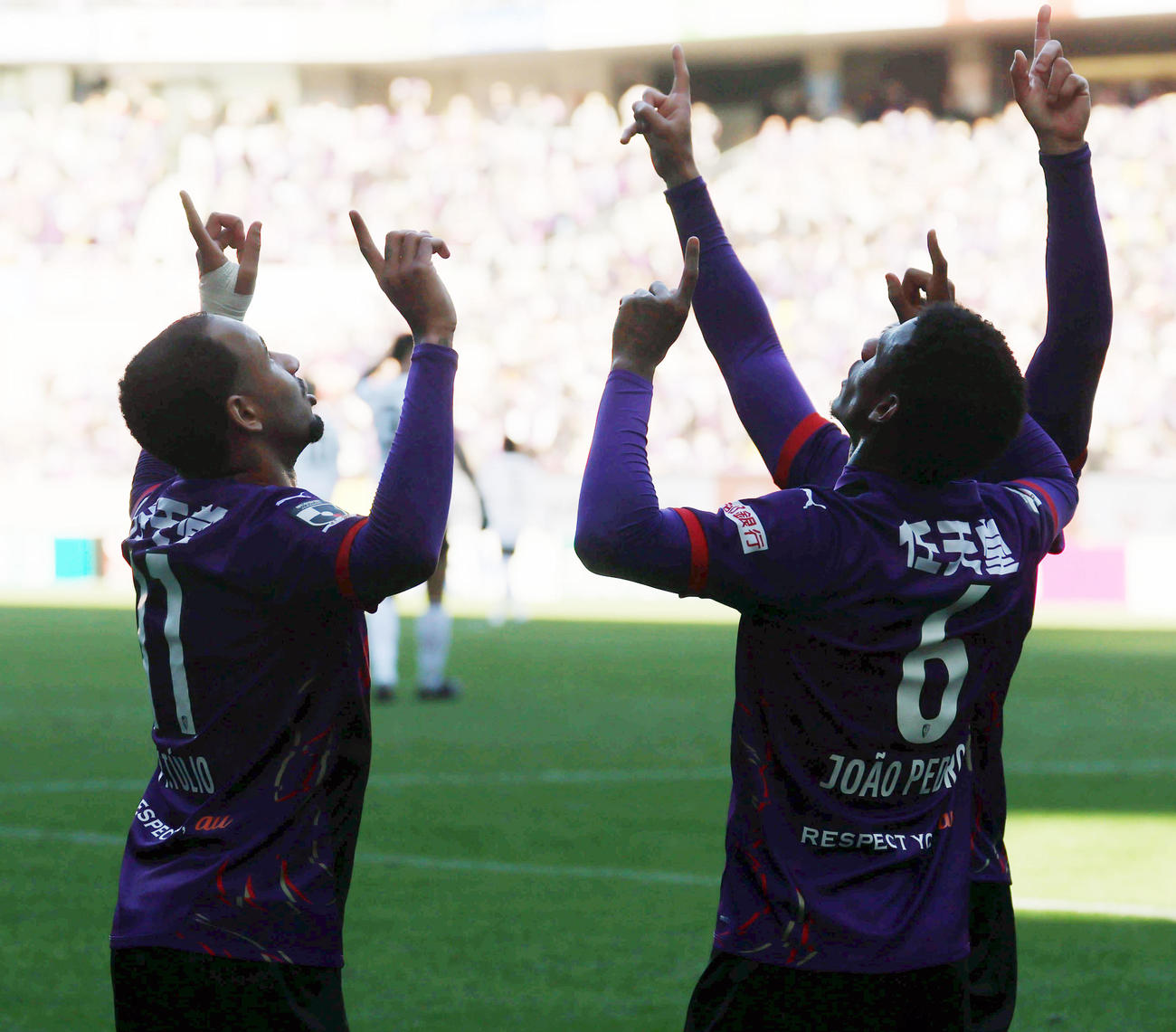 京都対神戸　前半、先制ゴールを決めた京都のMトゥーリオ（左）はJペドロらイレブンと手を空へ向ける（撮影・加藤哉）