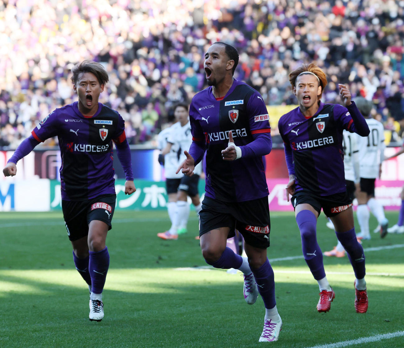 京都対神戸　前半、先制ゴールを決めた京都のMトゥーリオ（中央）（撮影・加藤哉）