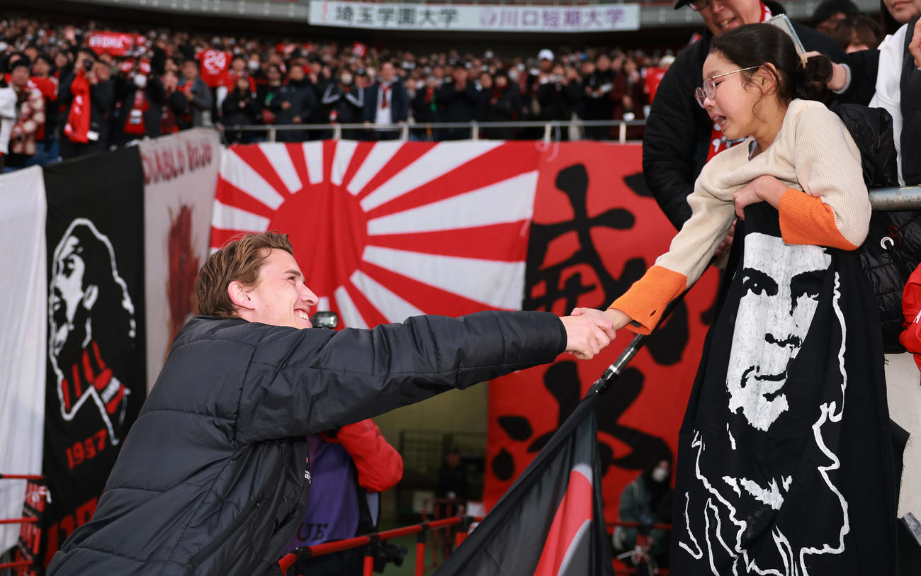 浦和対川崎　退団する浦和ホイブラーテンは、サポーターの子どもと握手（撮影・野上伸悟）