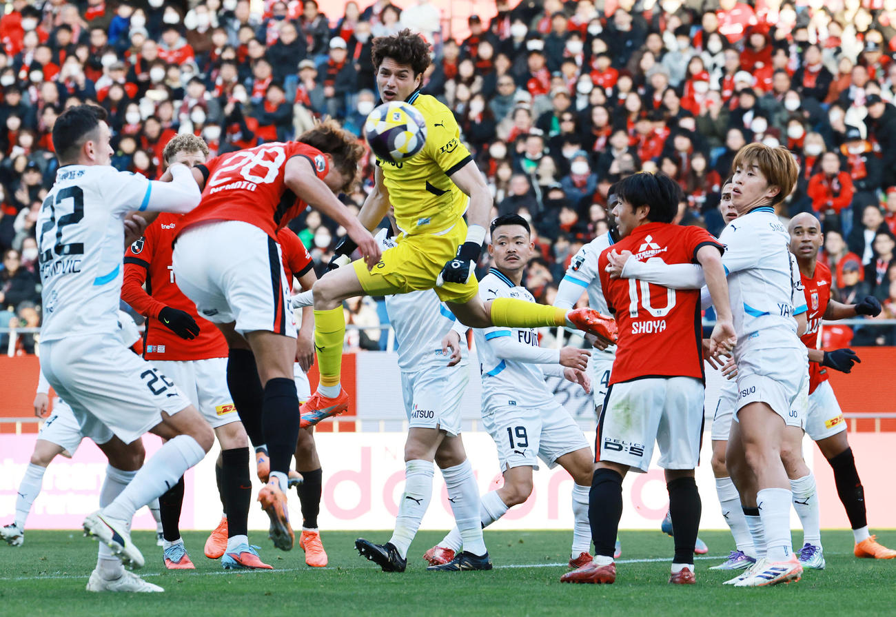 浦和対川崎　後半、ヘディングでゴールを決める浦和根本（手前）。川崎GK山口（撮影・野上伸悟）