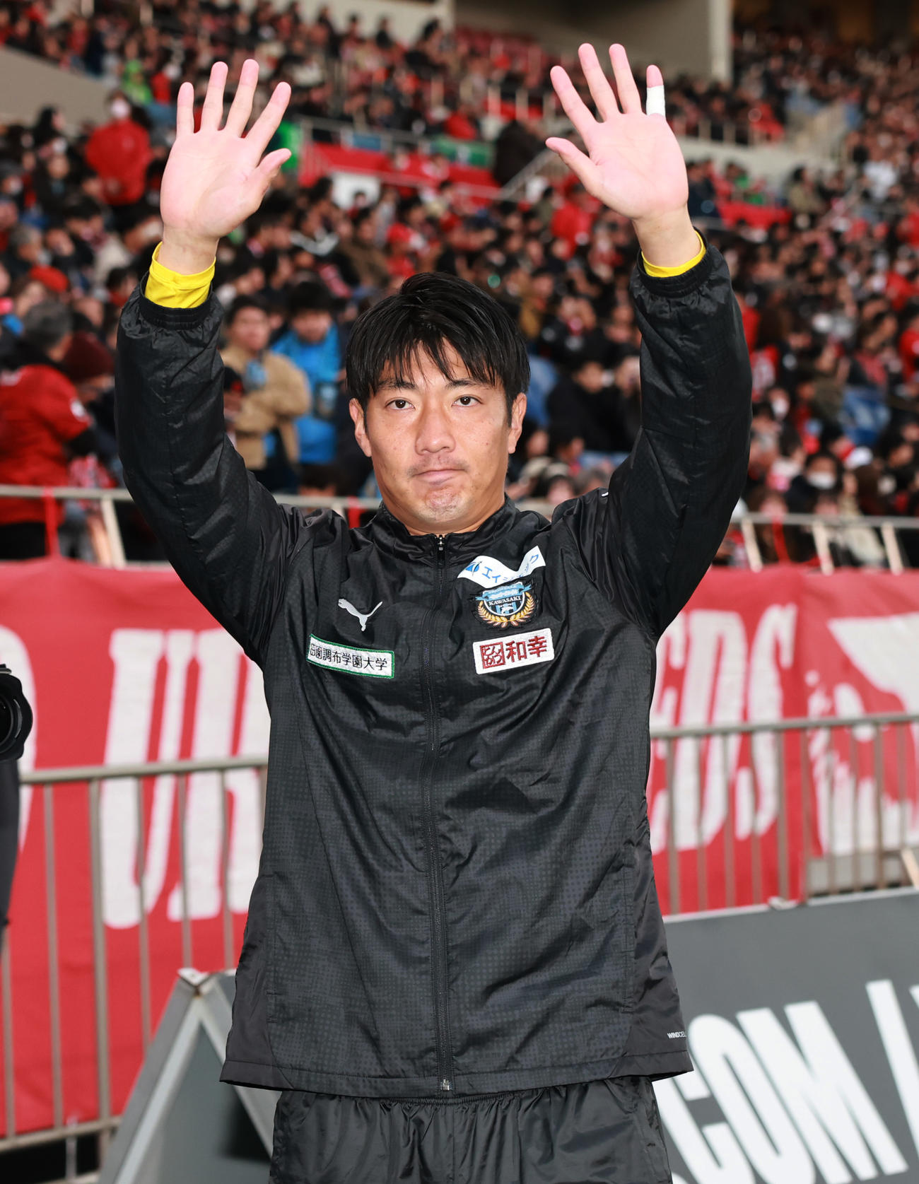 浦和対川崎　川崎サポーターに感謝する川崎GK安藤（撮影・野上伸悟）