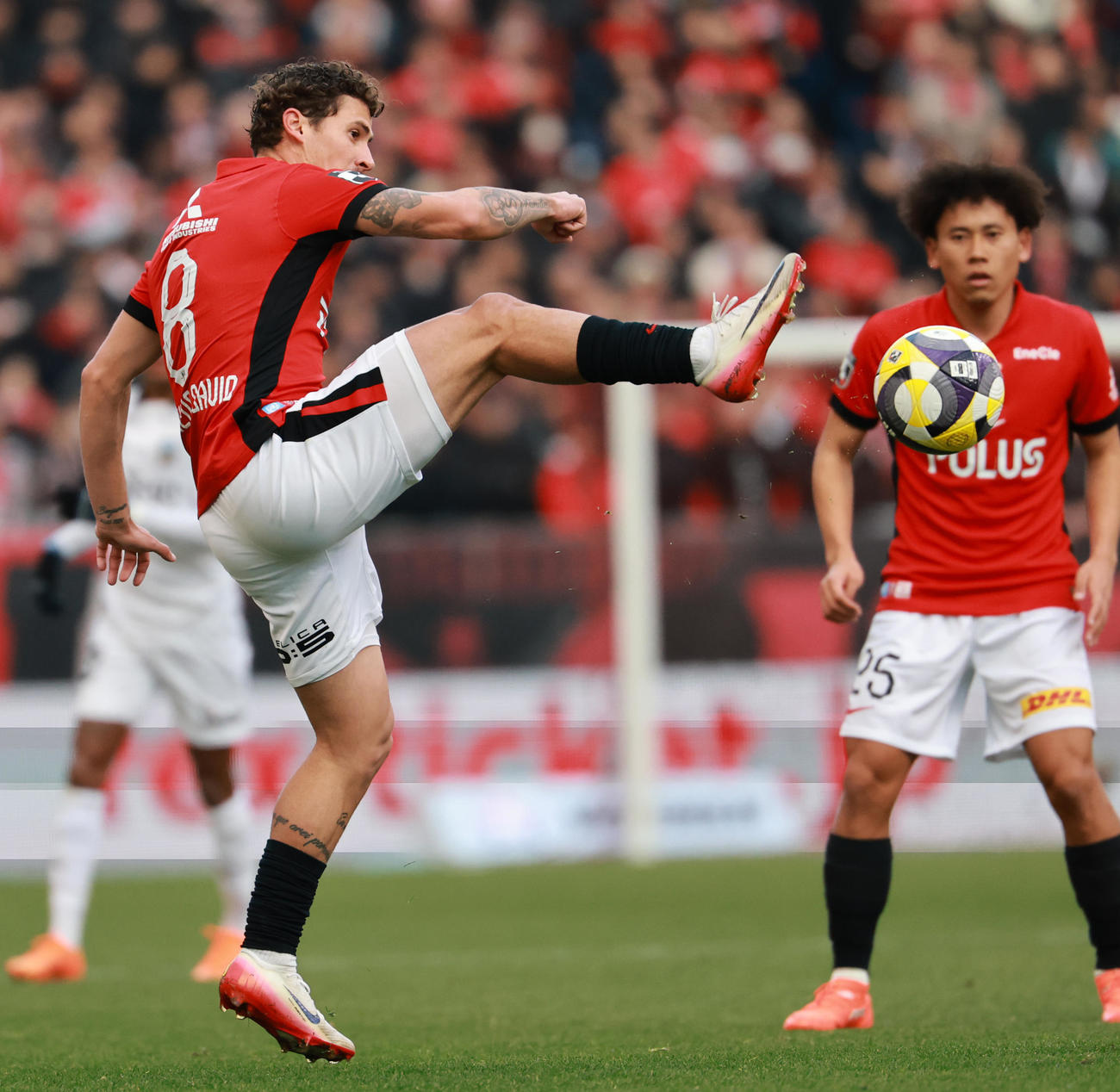 浦和対川崎　後半、右アウトサイドでダイレクトパスを出す浦和Mサヴィオ（撮影・野上伸悟）