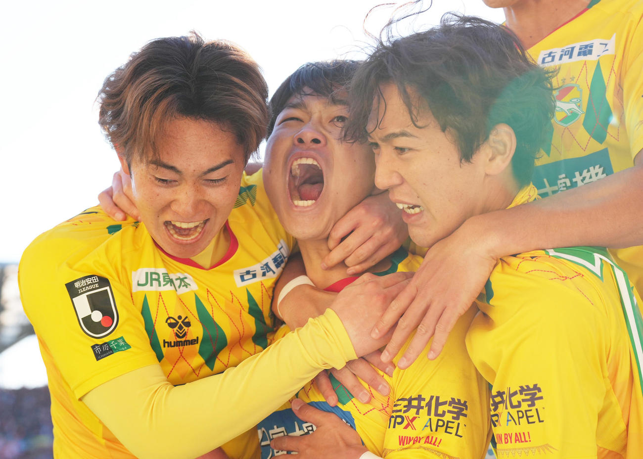 千葉対大宮　後半、同点ゴールを決め雄たけびを上げる千葉姫野（中央）（撮影・足立雅史）