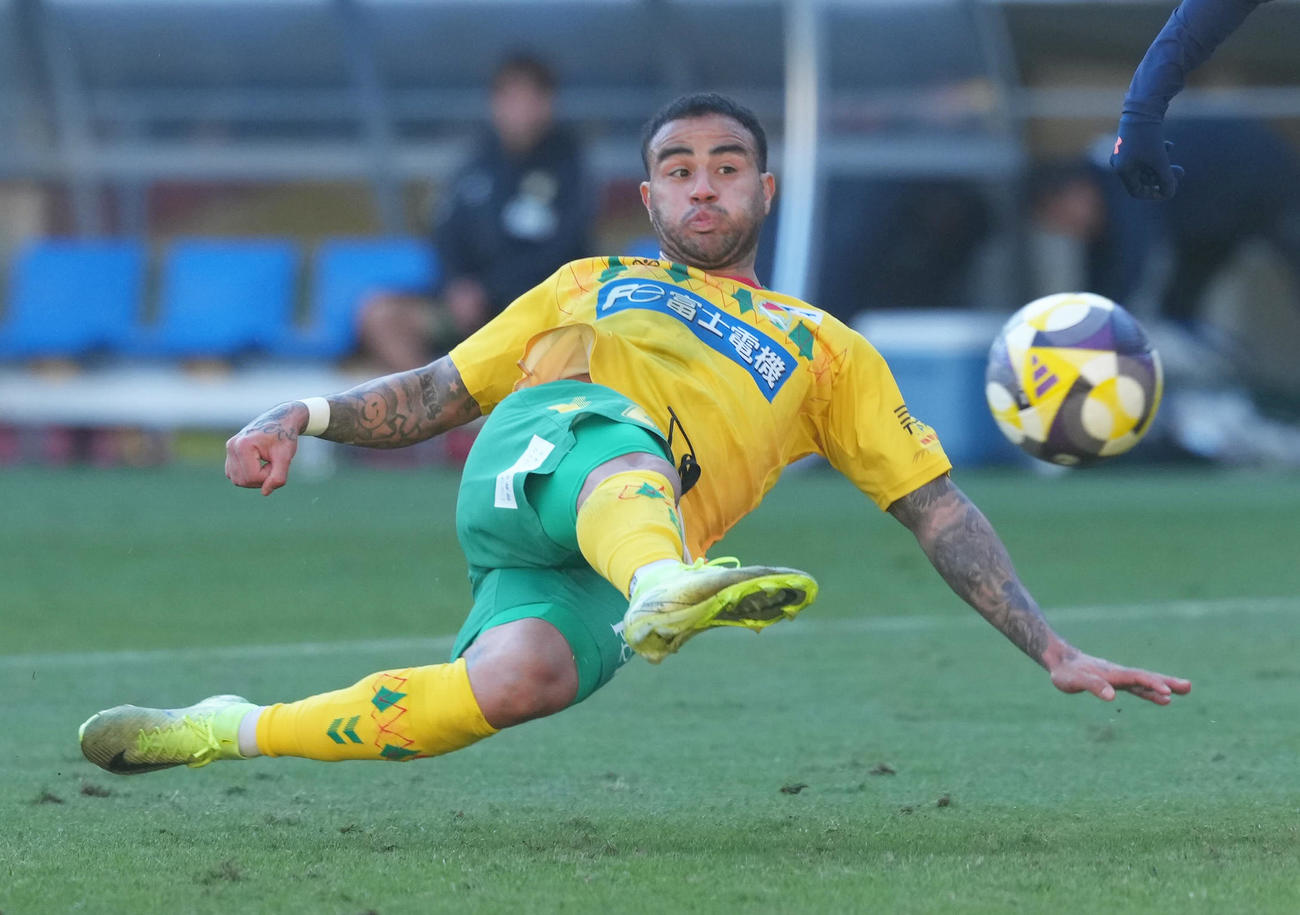 千葉対大宮　後半、ゴールを決める千葉カルリーニョス・ジュニオ（撮影・足立雅史）