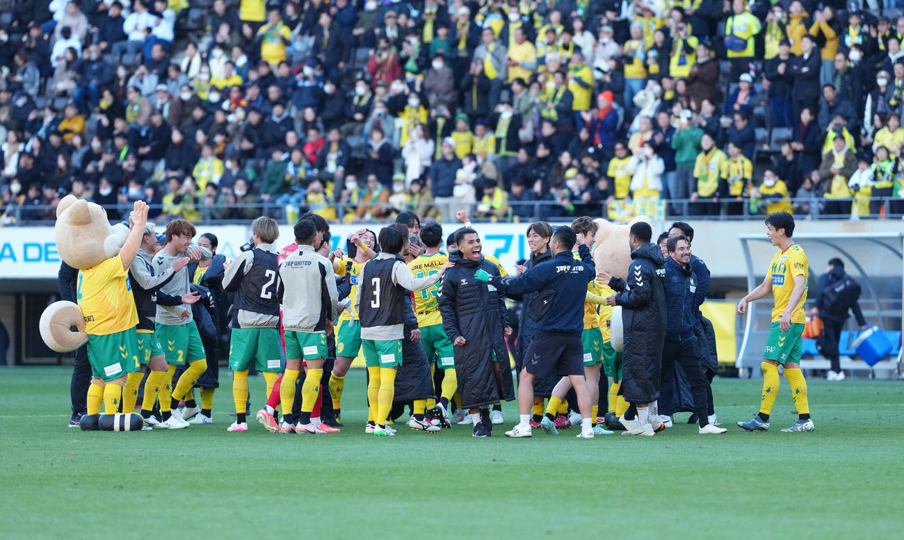 千葉対大宮　決勝進出を決め円陣で喜ぶ千葉の選手ら（撮影・足立雅史）