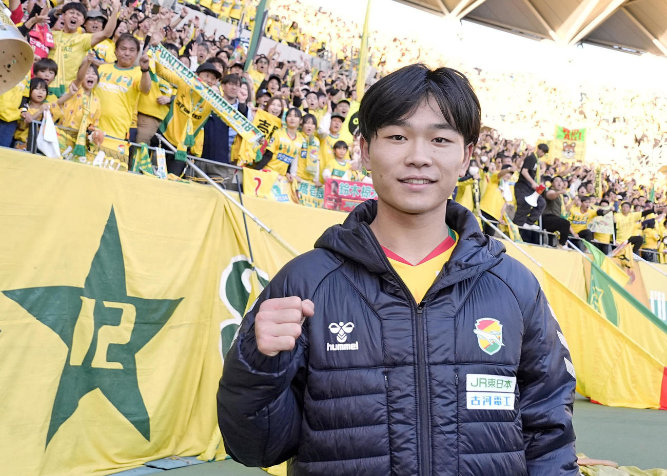 千葉対大宮　大宮に逆転勝ちし、笑顔で写真に納まる千葉・姫野（共同）