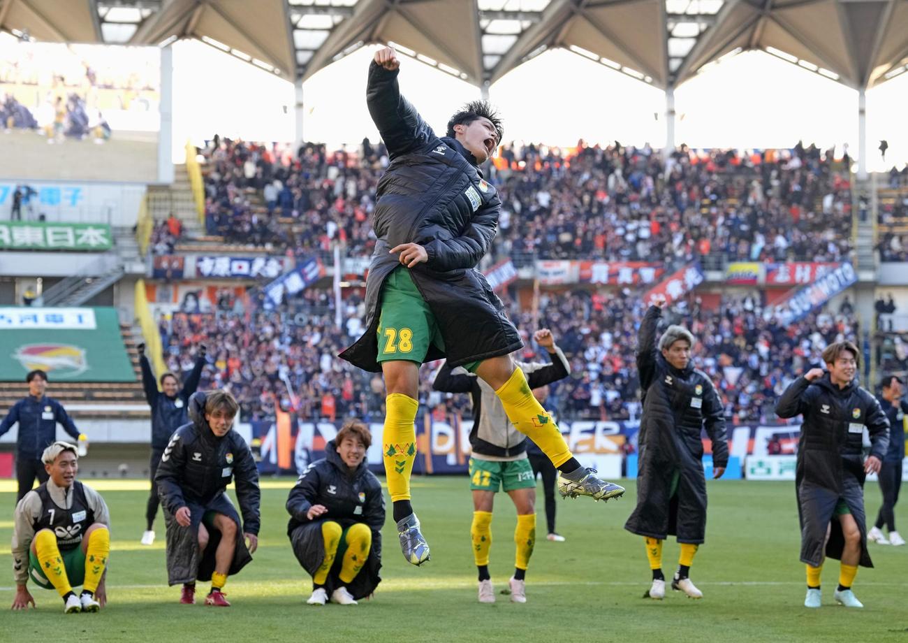 千葉対大宮　大宮に逆転勝ちし、サポーターの声援に応える河野（手前）ら千葉の選手たち（共同）