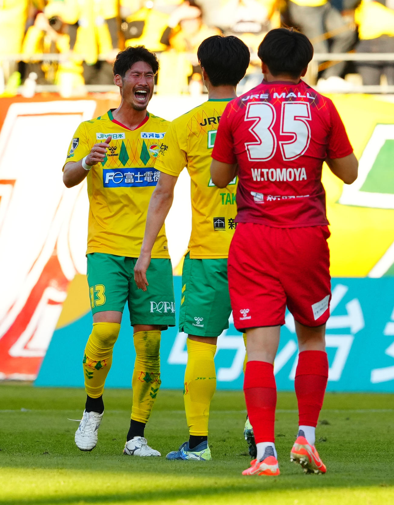 千葉対大宮　大宮に勝利し喜ぶ千葉鈴木（左）（撮影・垰建太）