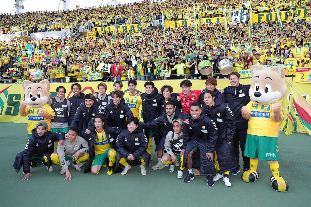 千葉対大宮　決勝進出を決めサポーターと記念撮影する千葉の選手ら（撮影・足立雅史）