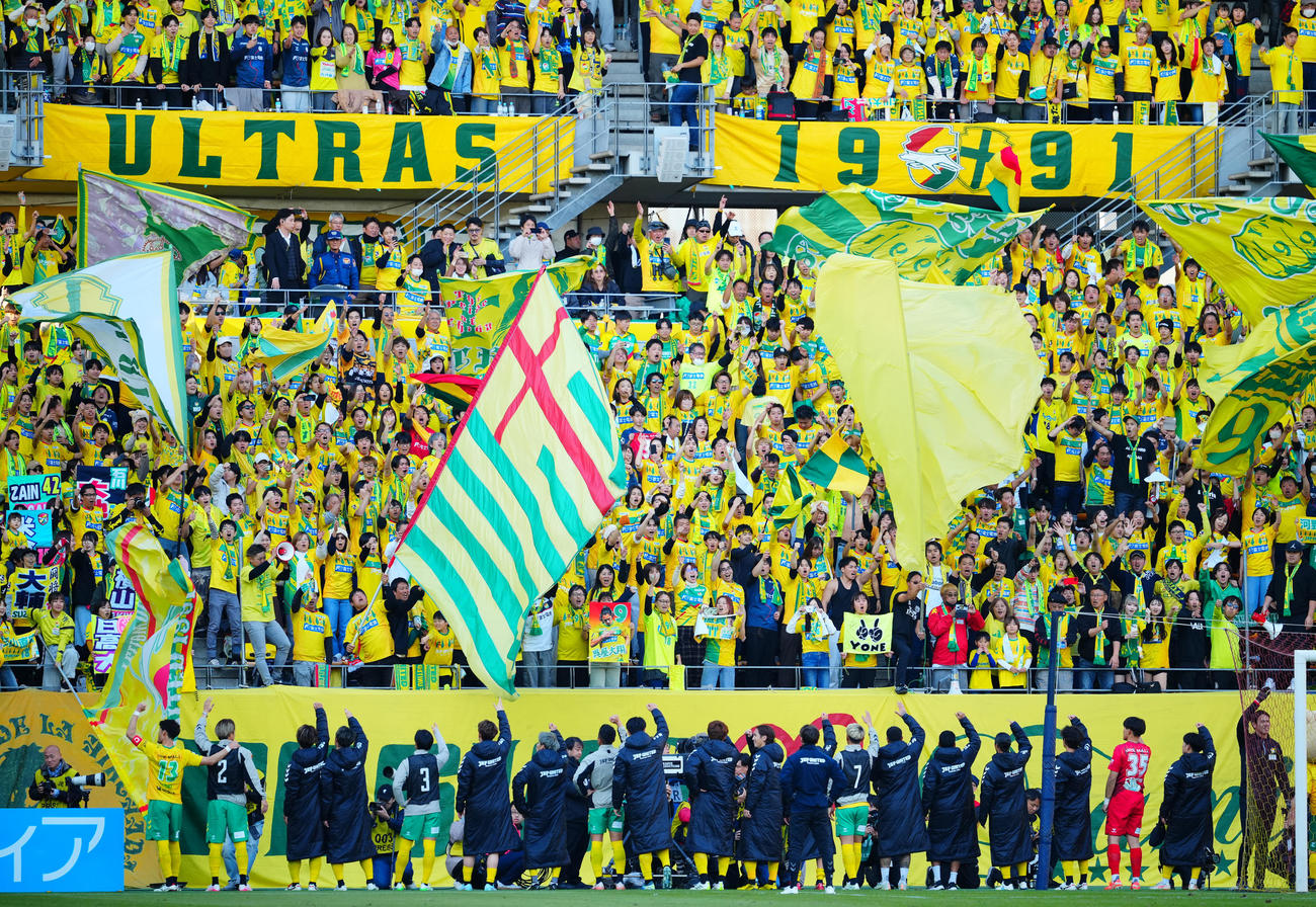 千葉対大宮　大宮に勝利しサポーターも喜び合う千葉の選手たち（撮影・垰建太）