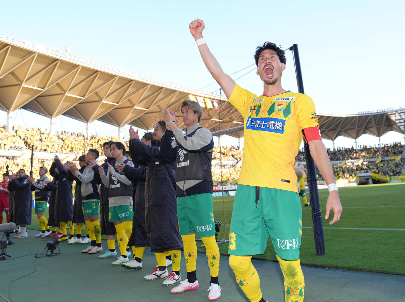 千葉対大宮　大宮に勝利しサポーターと喜ぶ千葉鈴木（右端）ら（撮影・足立雅史）