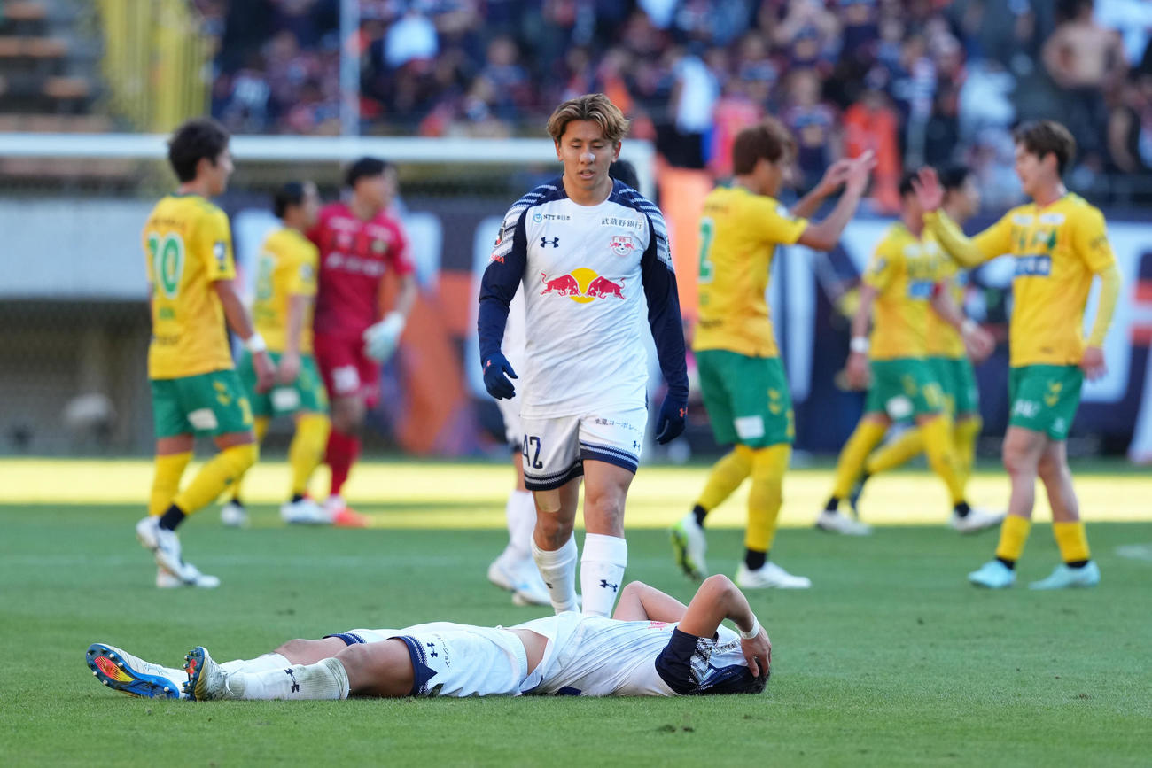千葉対大宮　千葉に敗れ倒れ込む大宮村上（下）（撮影・足立雅史）