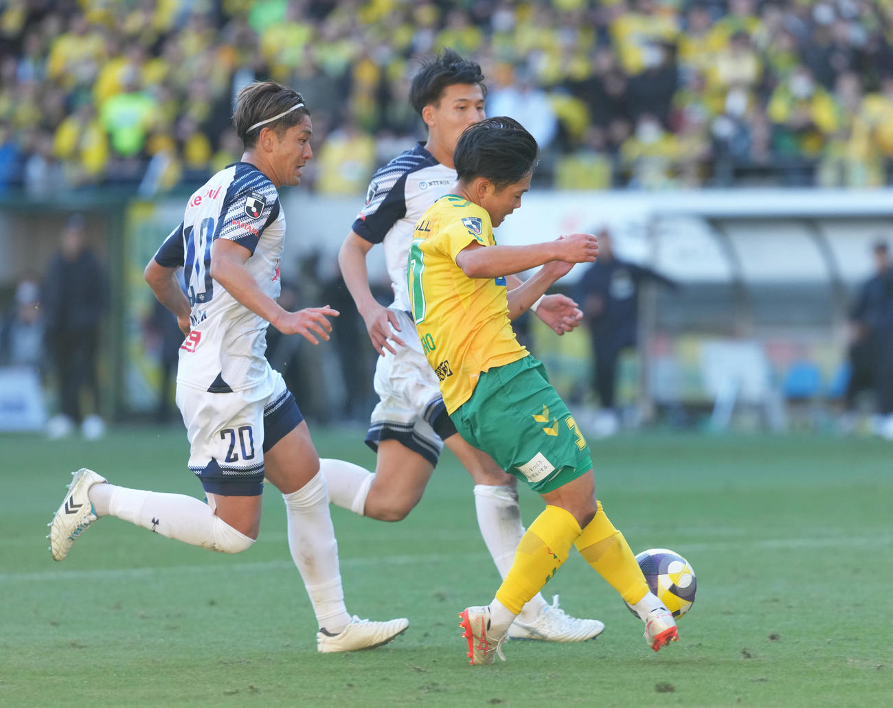 千葉対大宮　後半、同点ゴールを決める千葉姫野（右）（撮影・足立雅史）