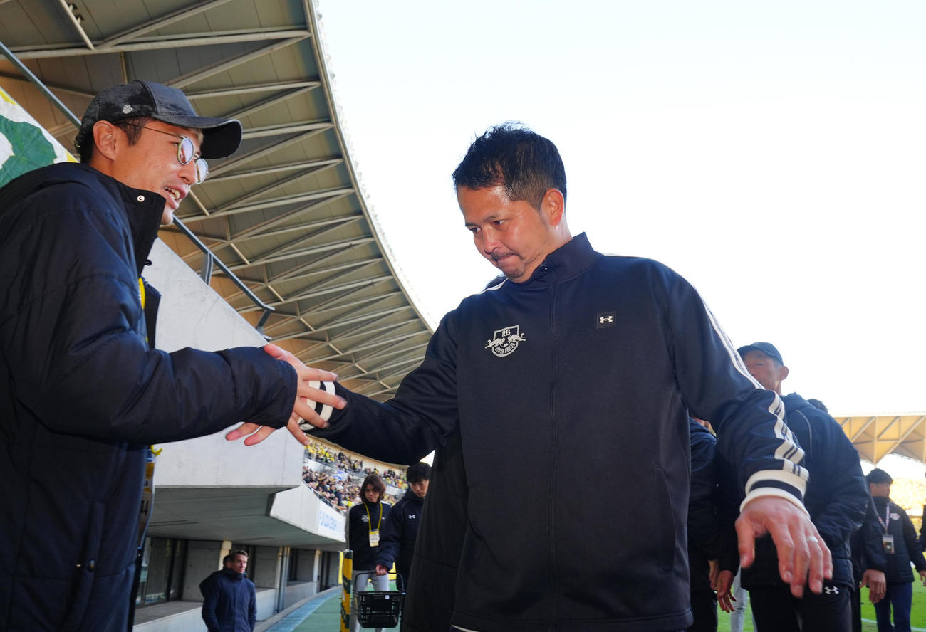 千葉対大宮　千葉に敗れ肩を落とす大宮宮沢監督（撮影・垰建太）