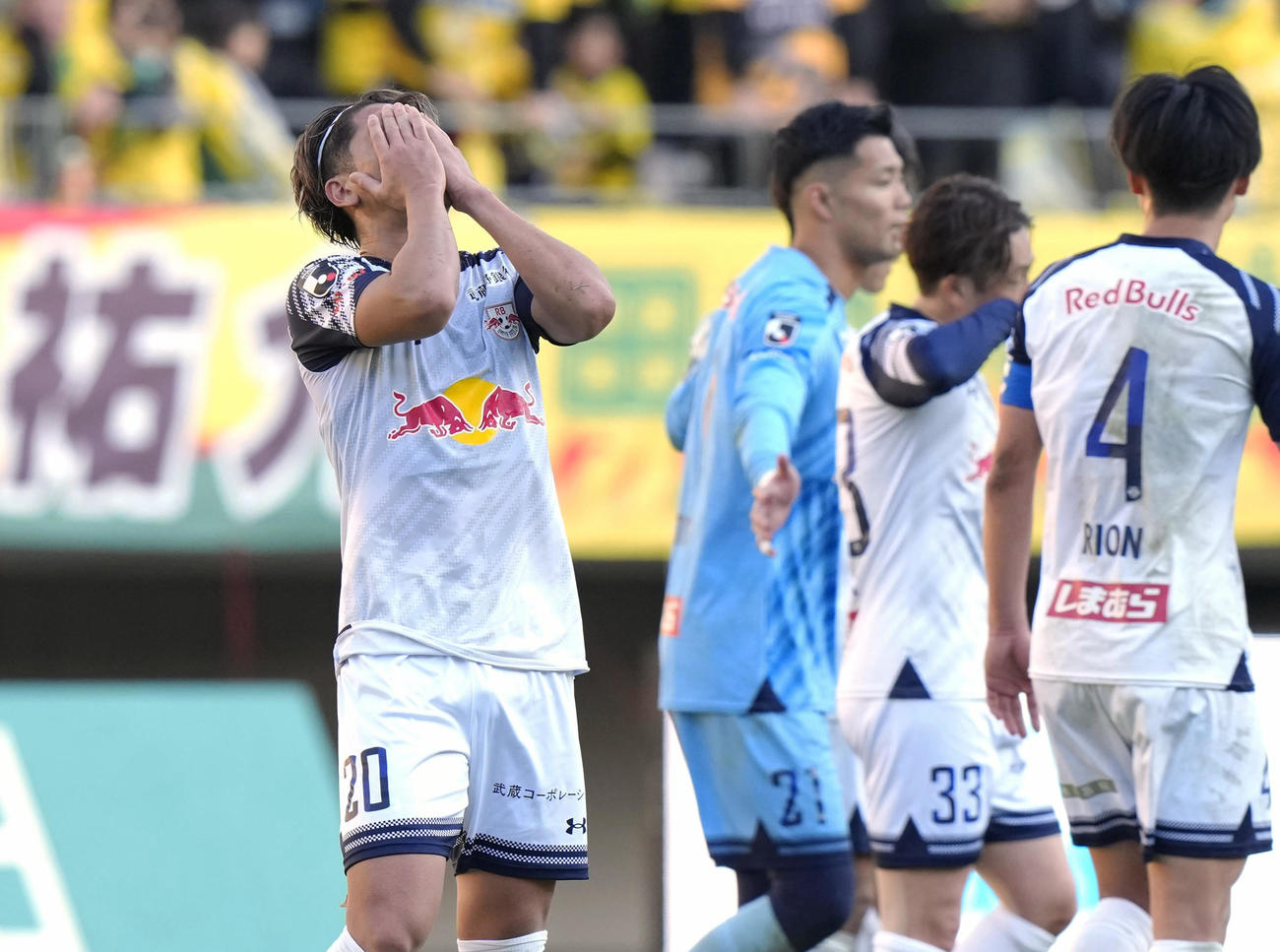 千葉対大宮　千葉に敗れ、天を仰ぐ大宮・下口（左）（共同）