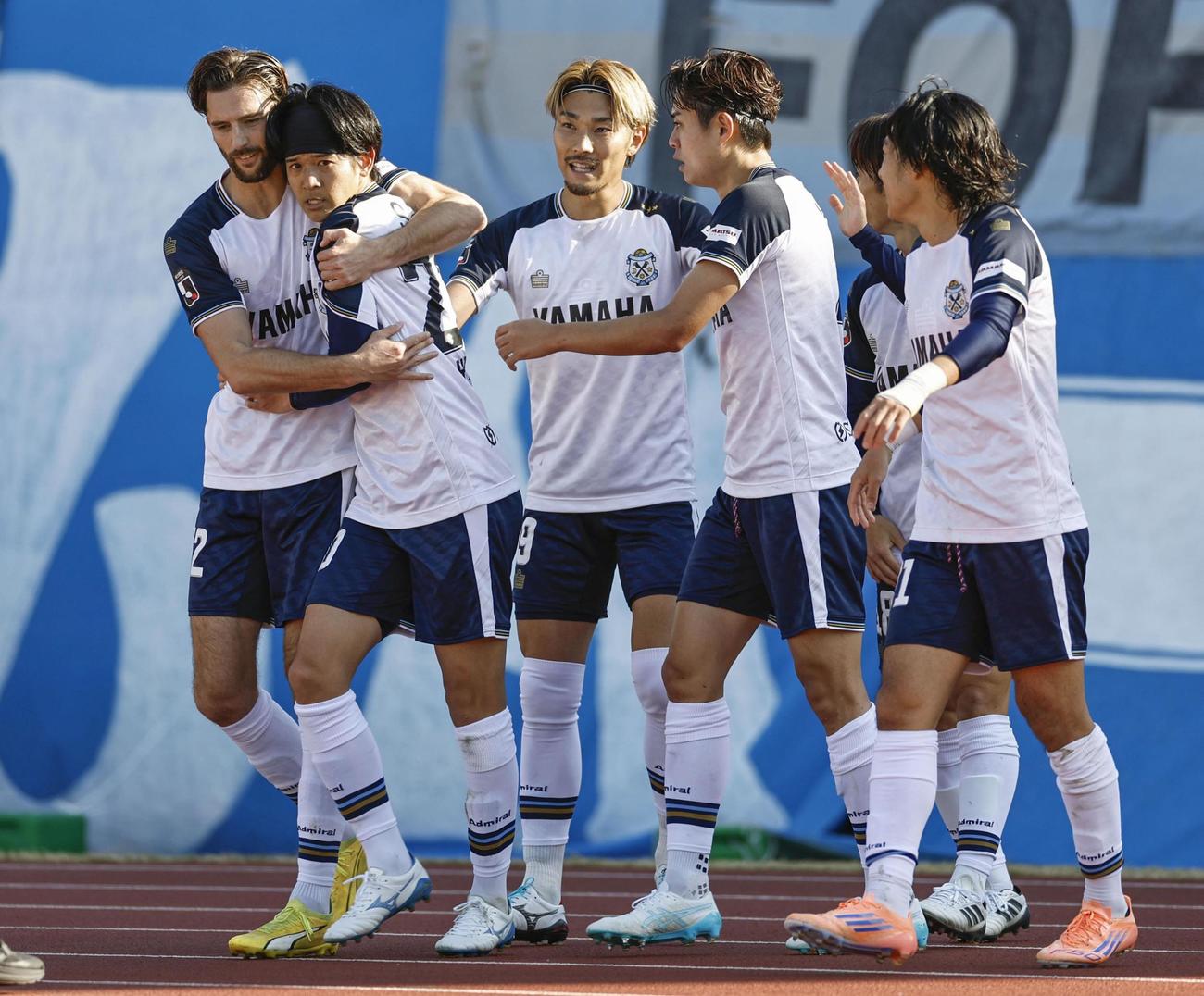 徳島対磐田　前半、先制ゴールを決めた佐藤（左から2人目）を祝福する磐田イレブン（共同）