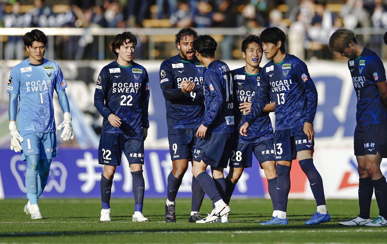 徳島対磐田　磐田と引き分けて決勝進出を決め、喜ぶ徳島イレブン（共同）
