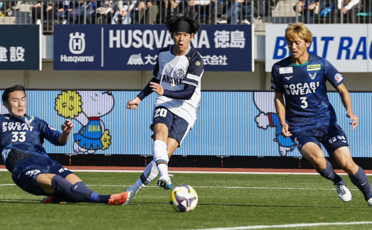 徳島対磐田　前半、先制ゴールを決める磐田・佐藤（中央）（共同）