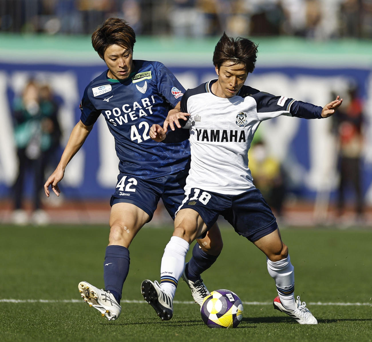 徳島対磐田　前半、競り合う磐田・井上（右）と徳島・高木（共同）
