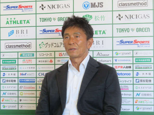 シーズン総括会見で話す東京Vの城福浩監督