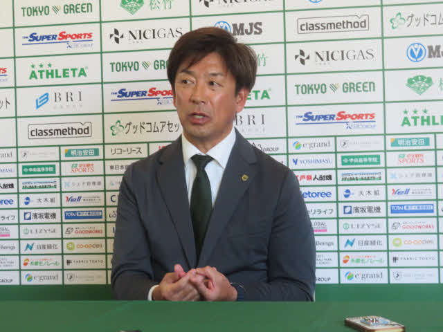 シーズン総括会見で自身の見解を語る東京Vの江尻篤彦強化部長